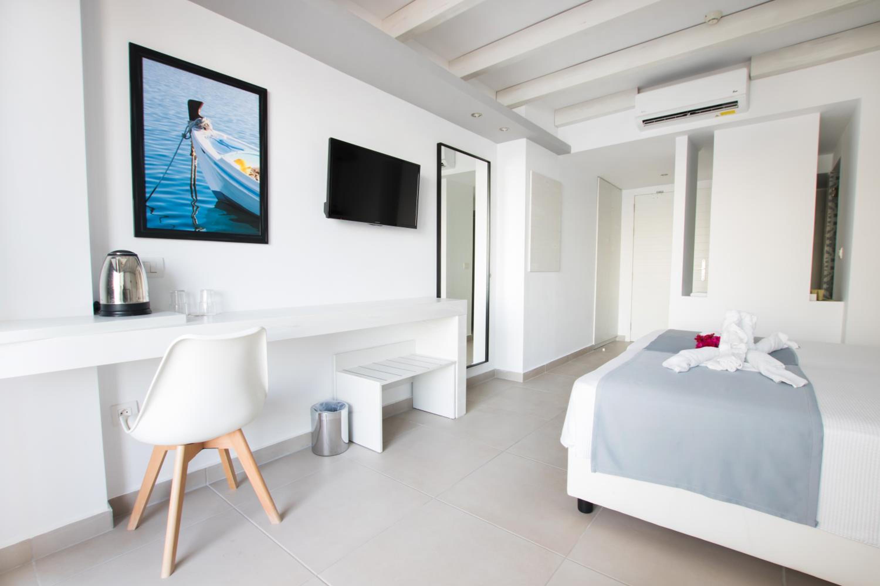 Superior Room with Sea View - Photo 14