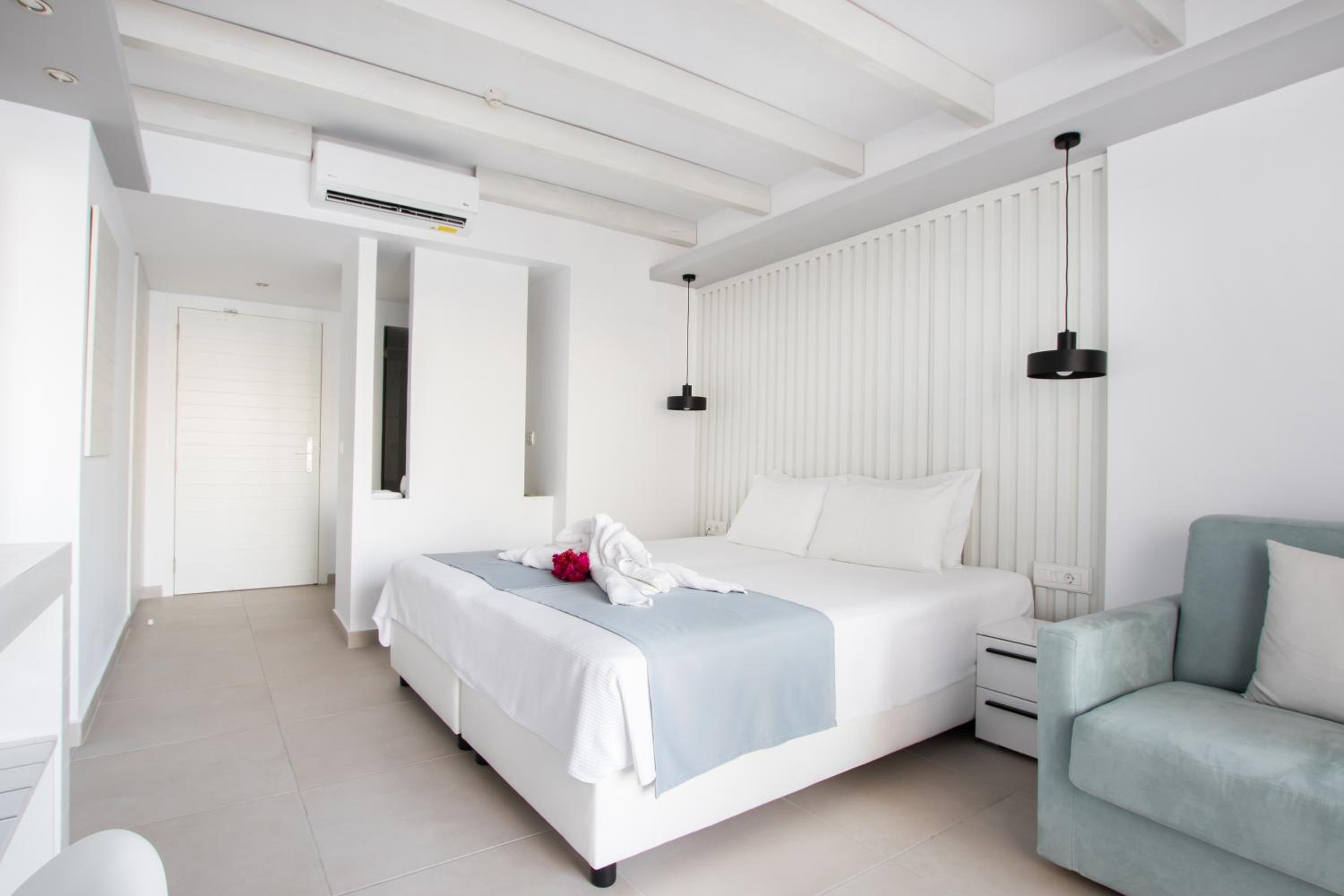 Superior Room with Sea View - Photo 7