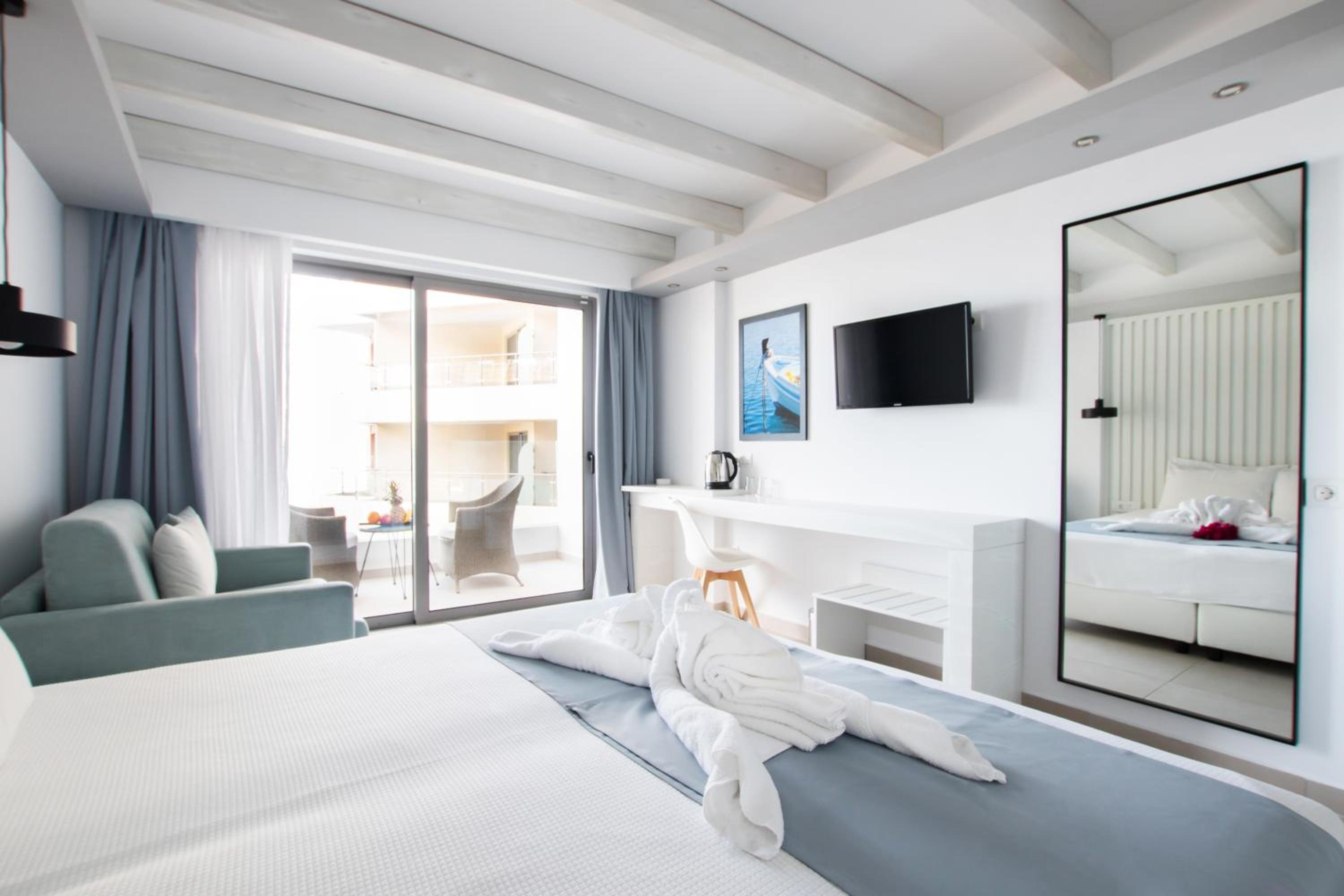 Superior Room with Sea View - Photo 3