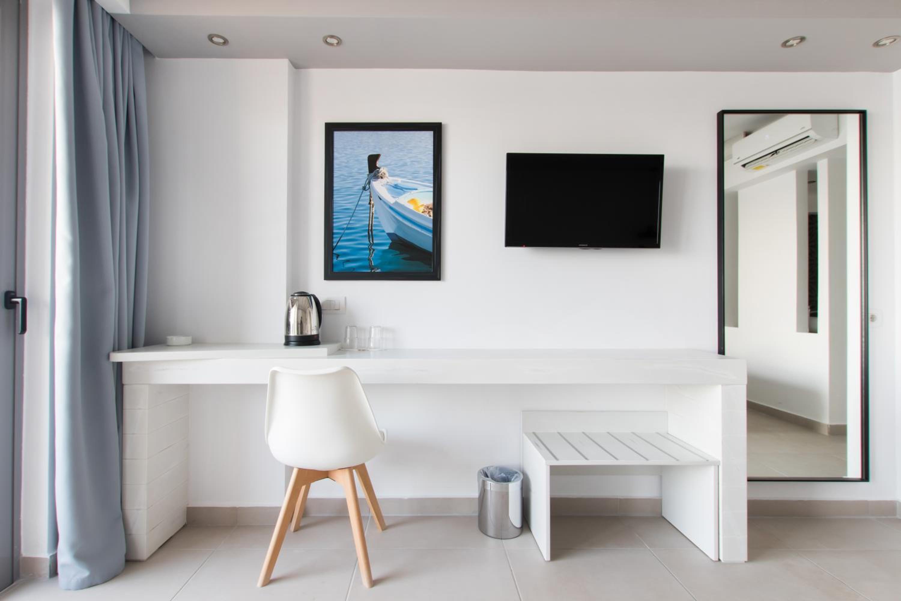 Superior Room with Sea View - Photo 2