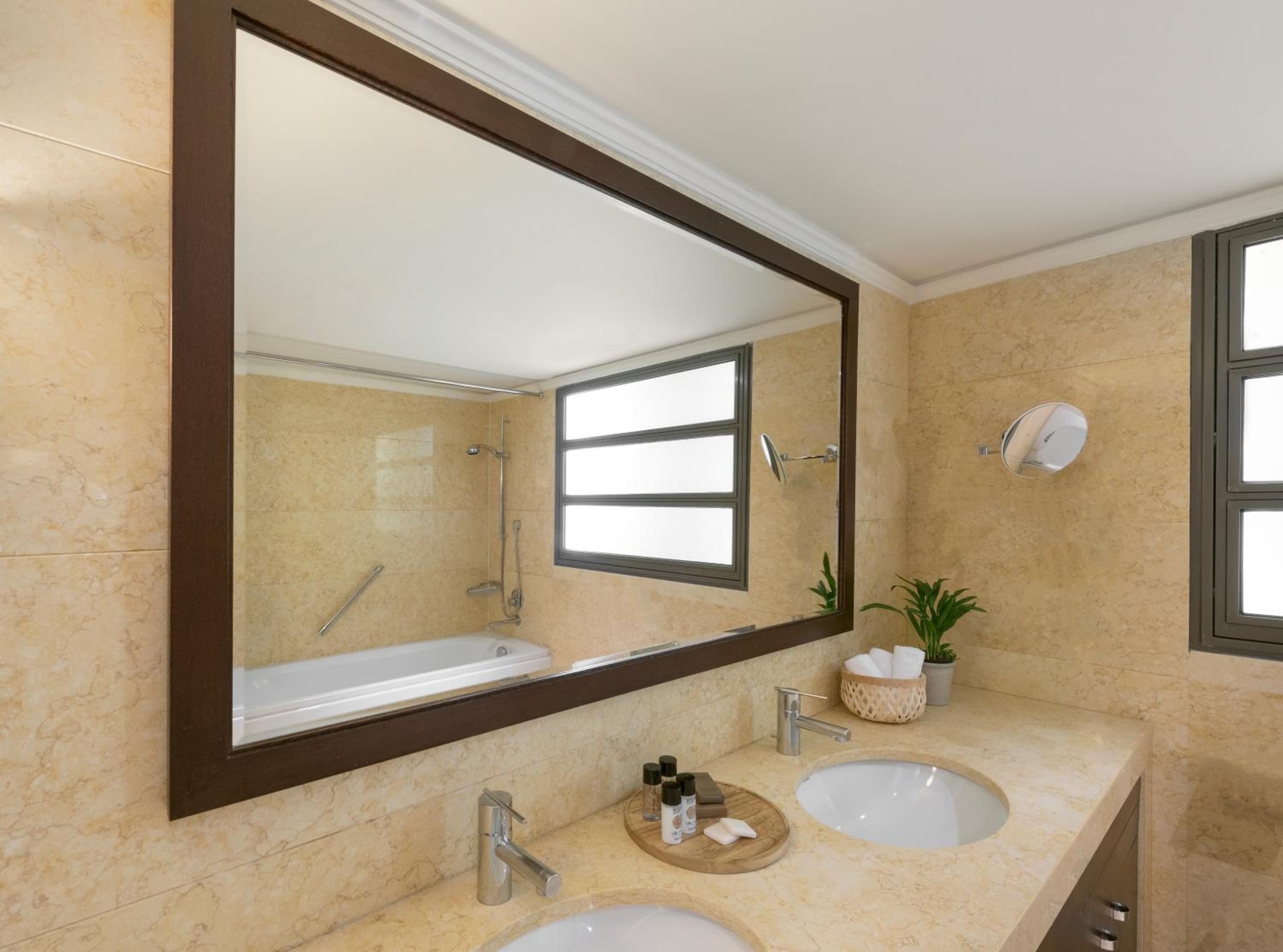 Junior Suite Sea or Marina View - Photo 4