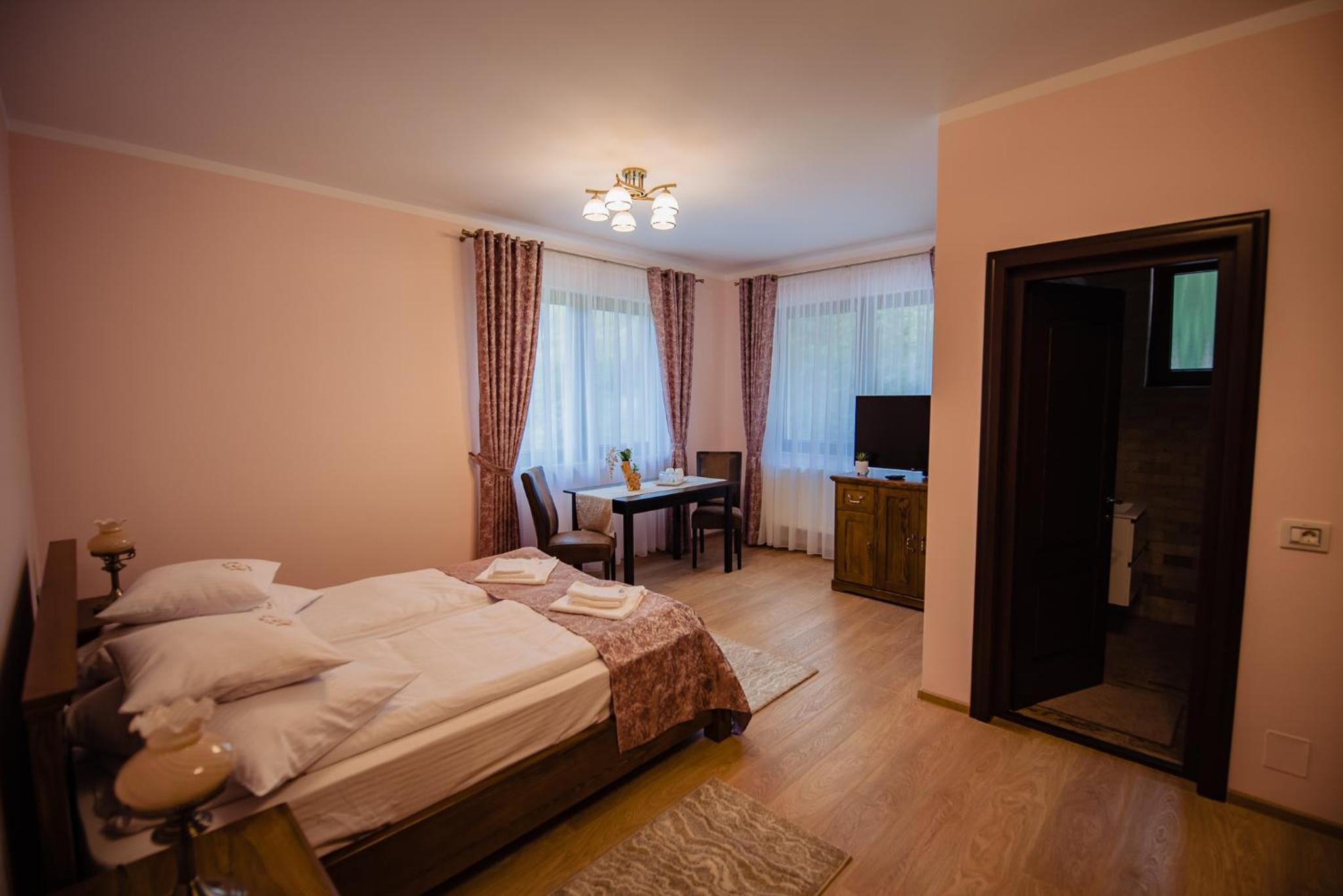 Deluxe Room (2 Adults + 1 Child) - Photo 1