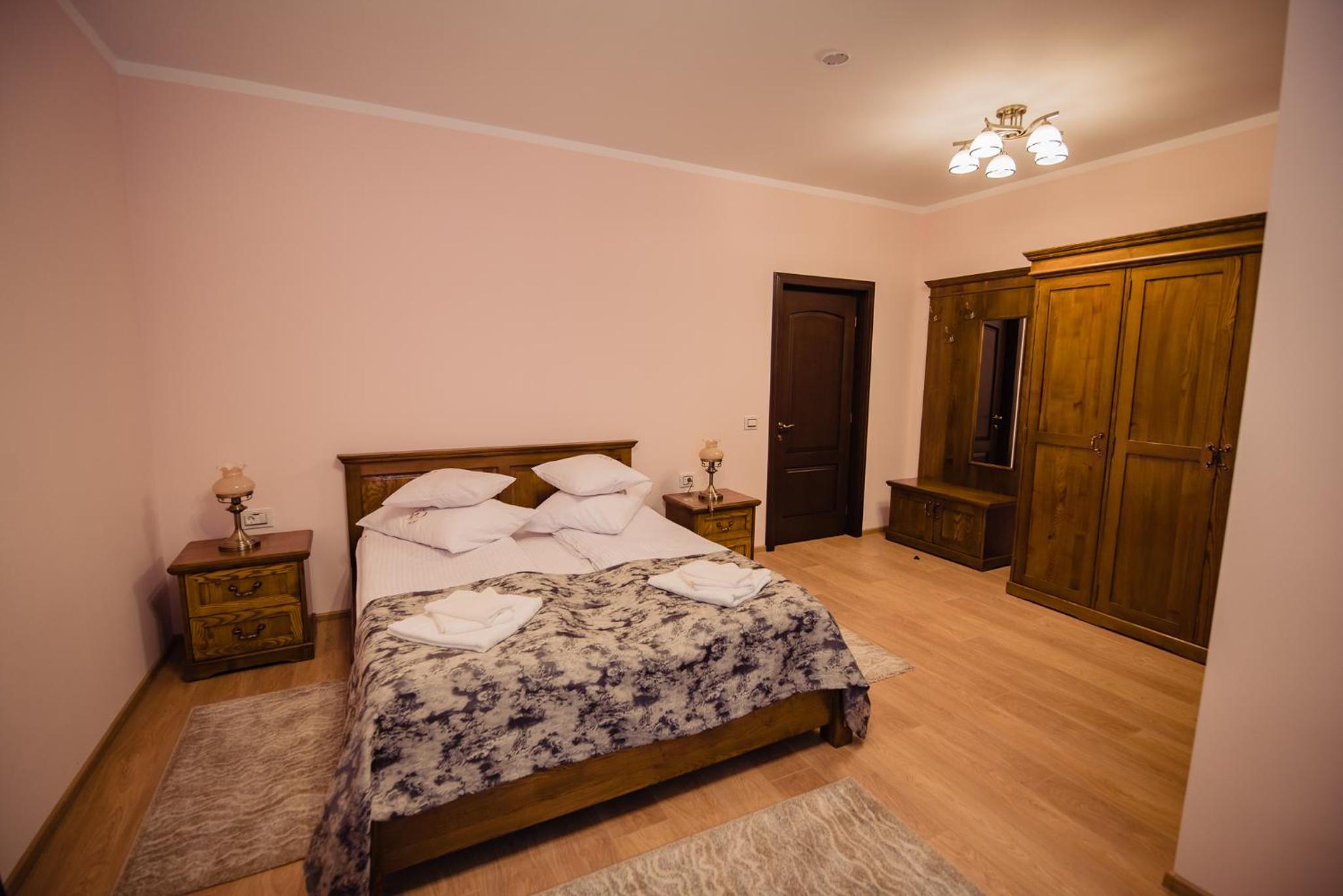 Deluxe Room (2 Adults + 1 Child) - Photo 4