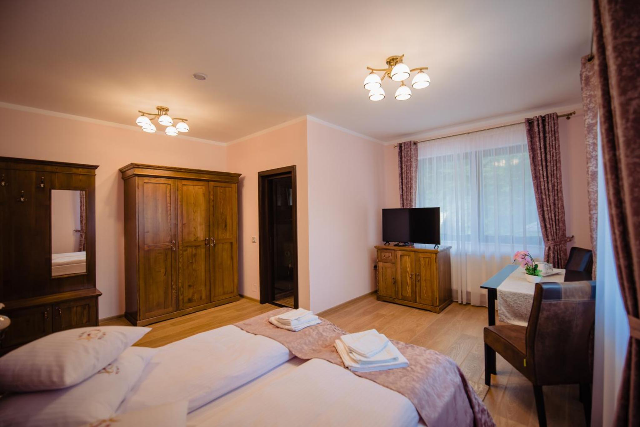 Deluxe Room (2 Adults + 1 Child) - Photo 2