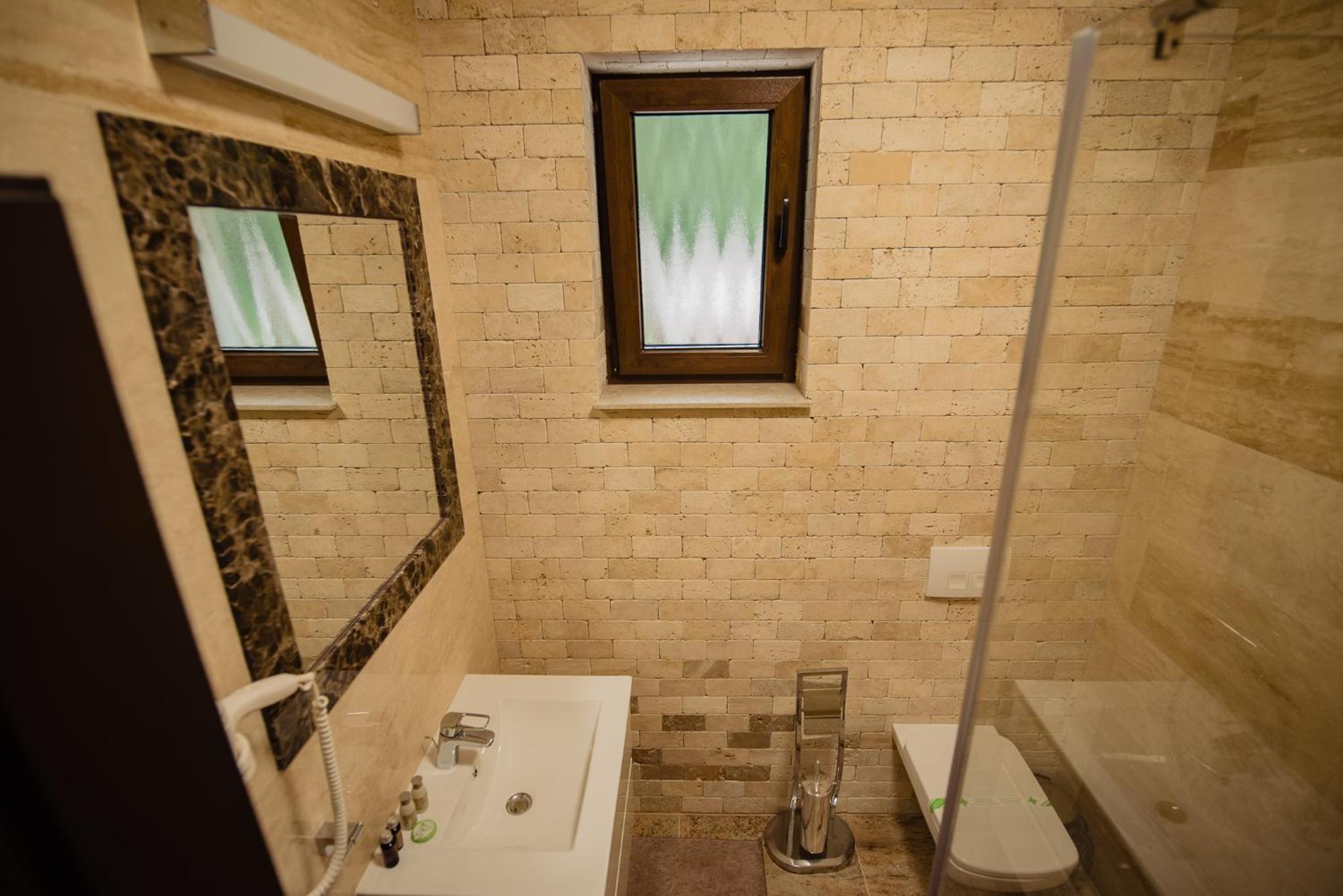 Deluxe Room (2 Adults + 1 Child) - Photo 3