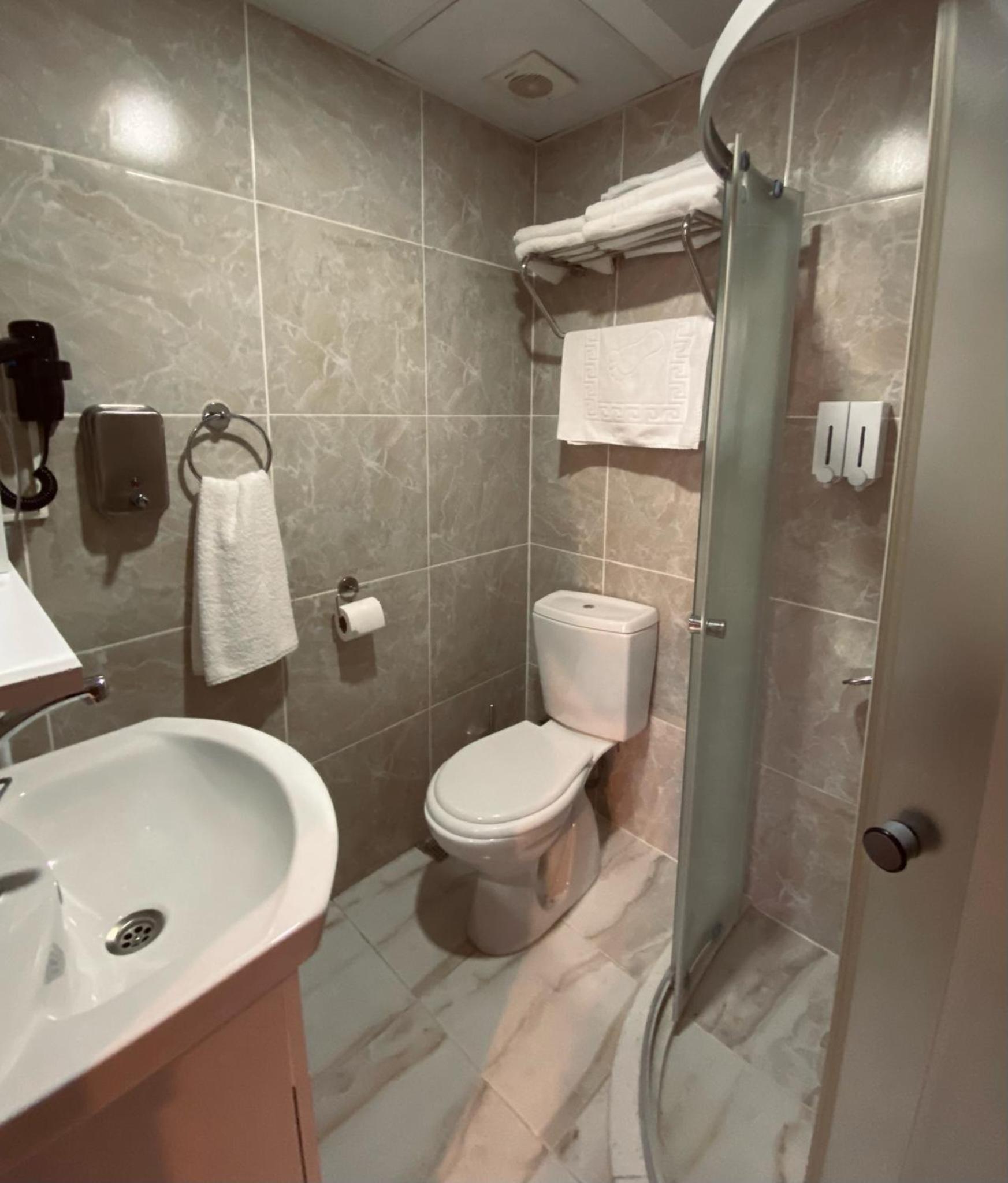 Twin Room with Bathroom photo 2