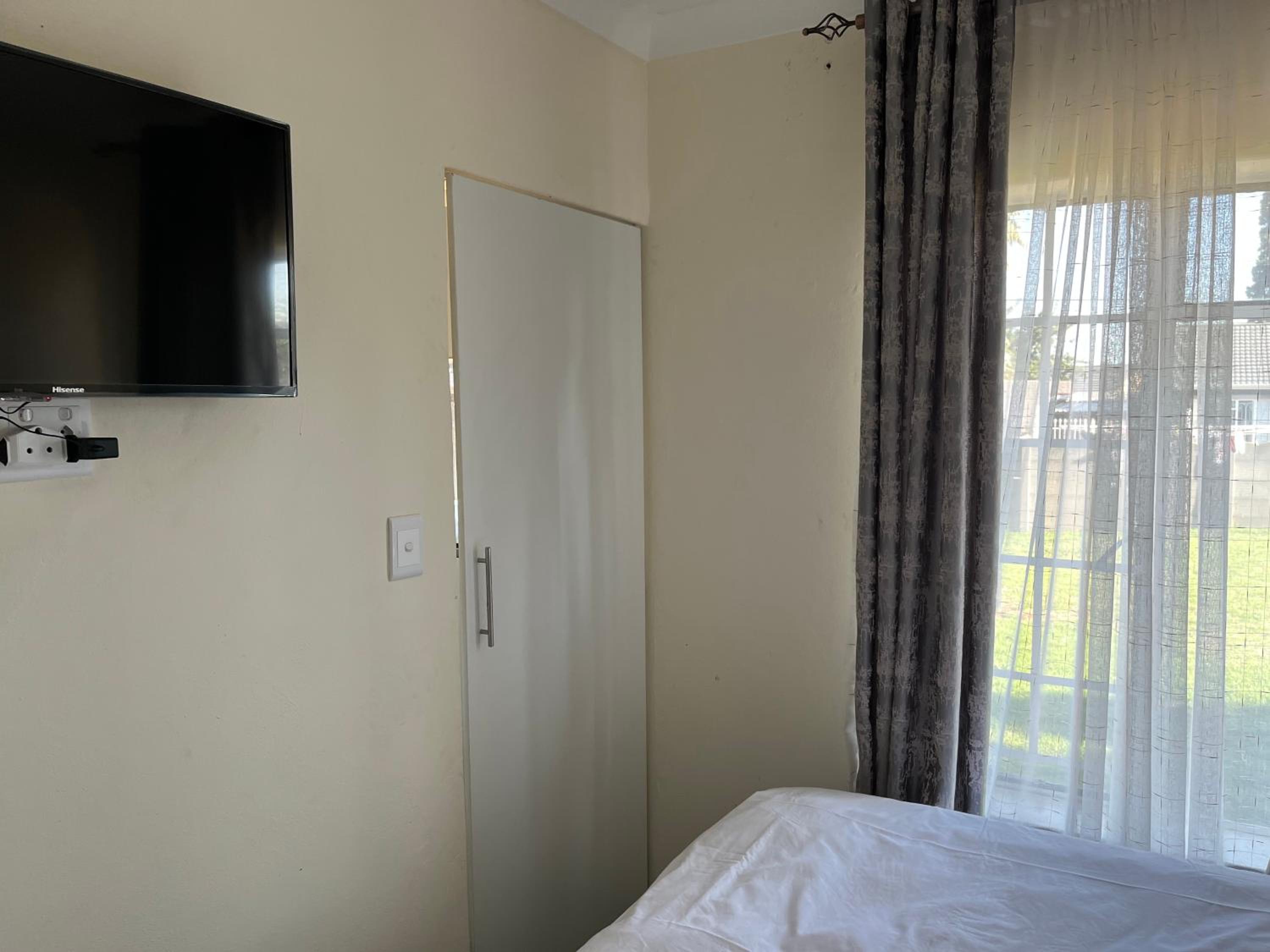 Four-Bedroom House - Photo 8
