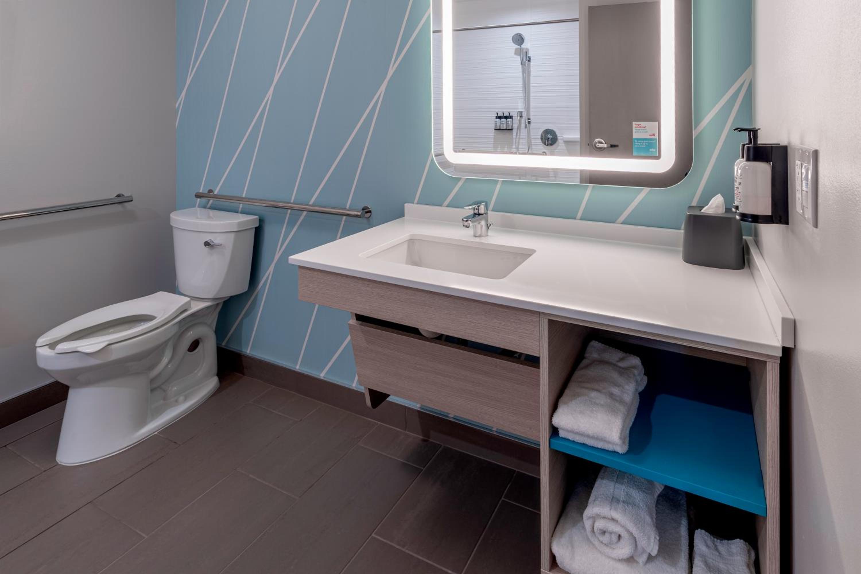 Standard King Room with Roll-In Shower - Mobility Access - Photo 3