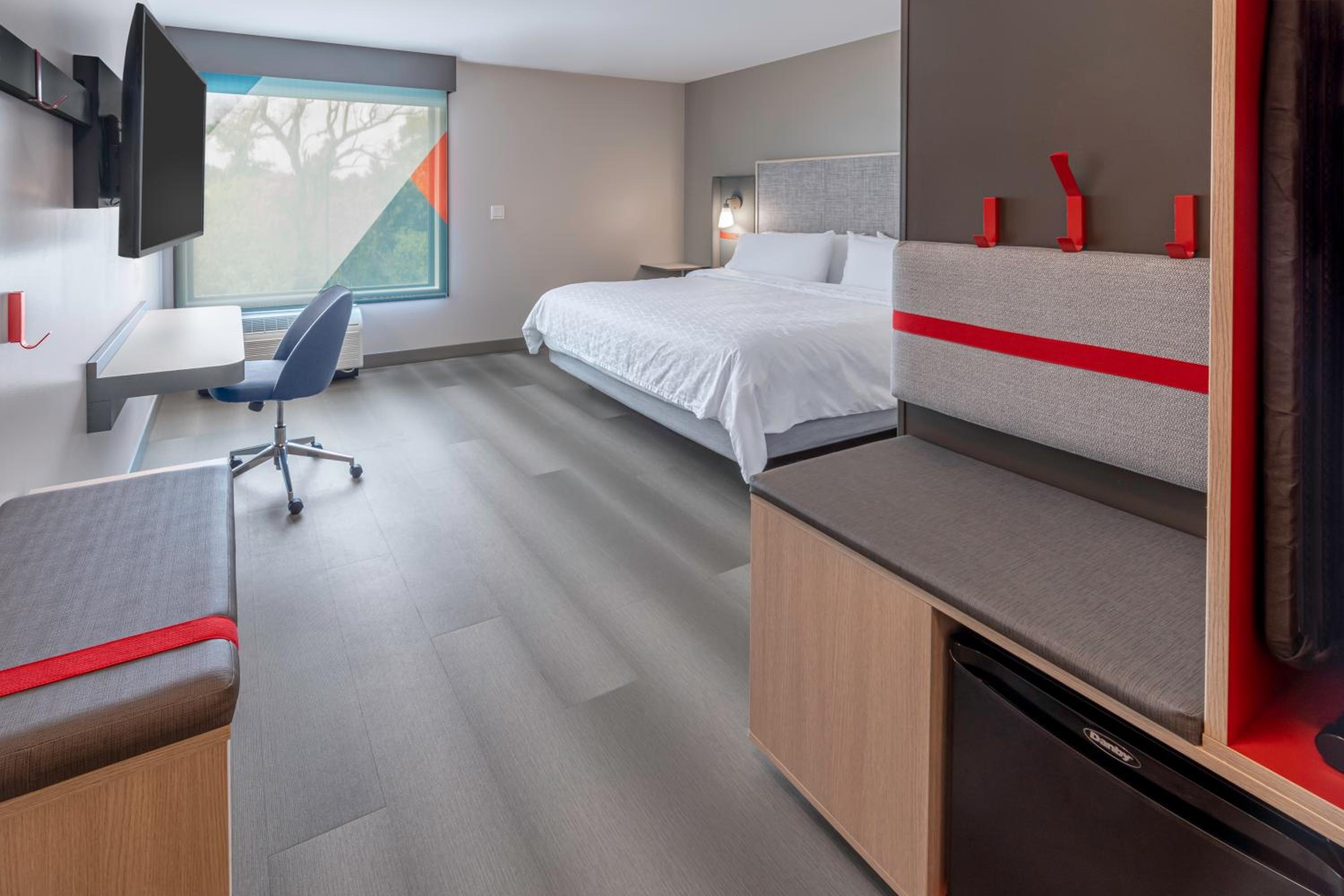 Standard King Room with Roll-In Shower - Mobility Access - Photo 1