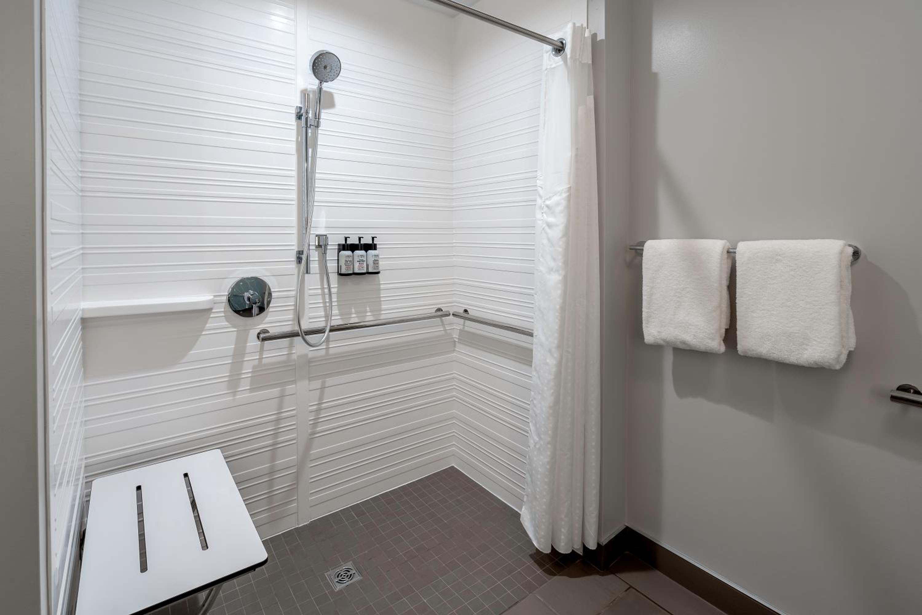 Standard King Room with Roll-In Shower - Mobility Access - Photo 2