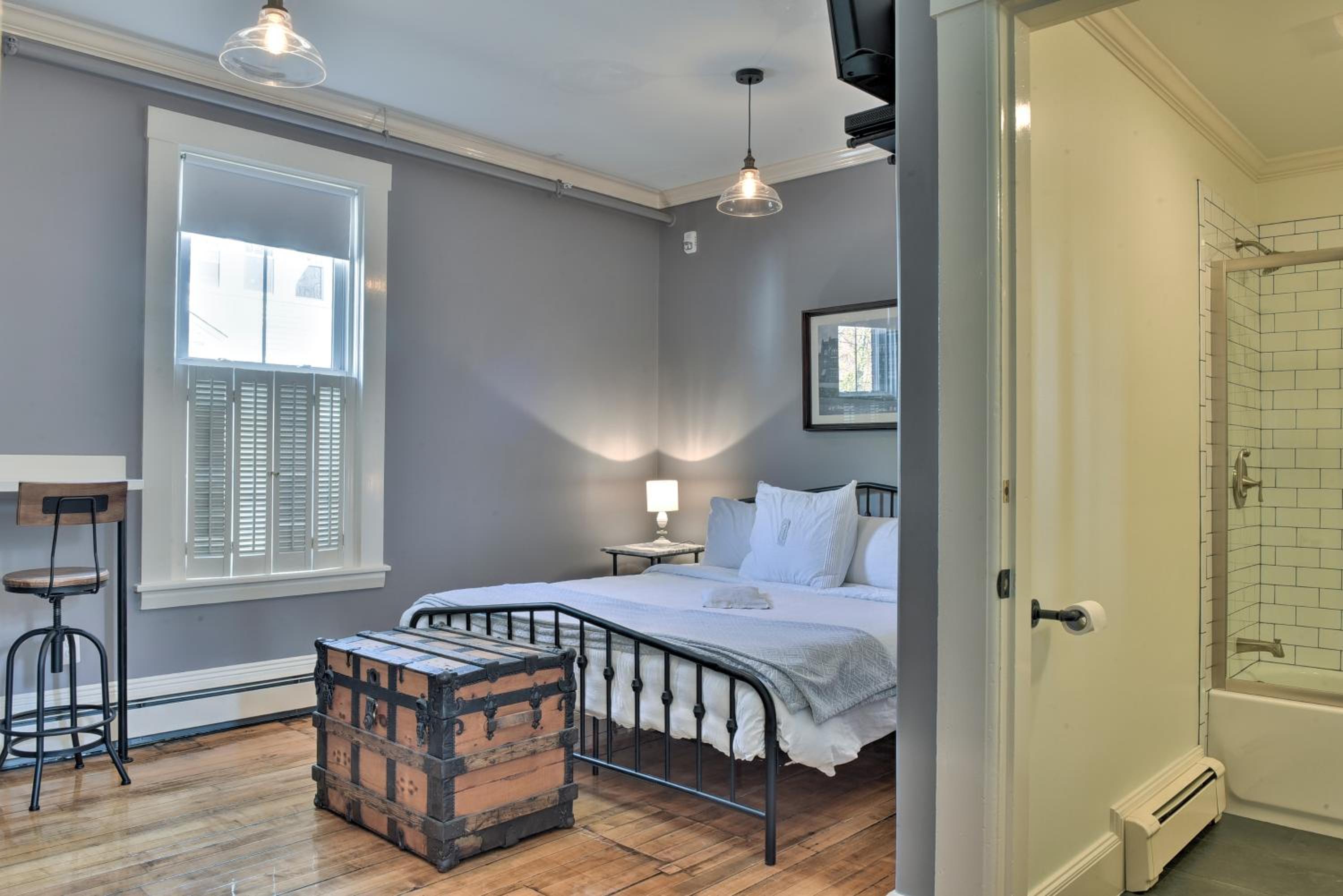 Deluxe King Room - Photo 4