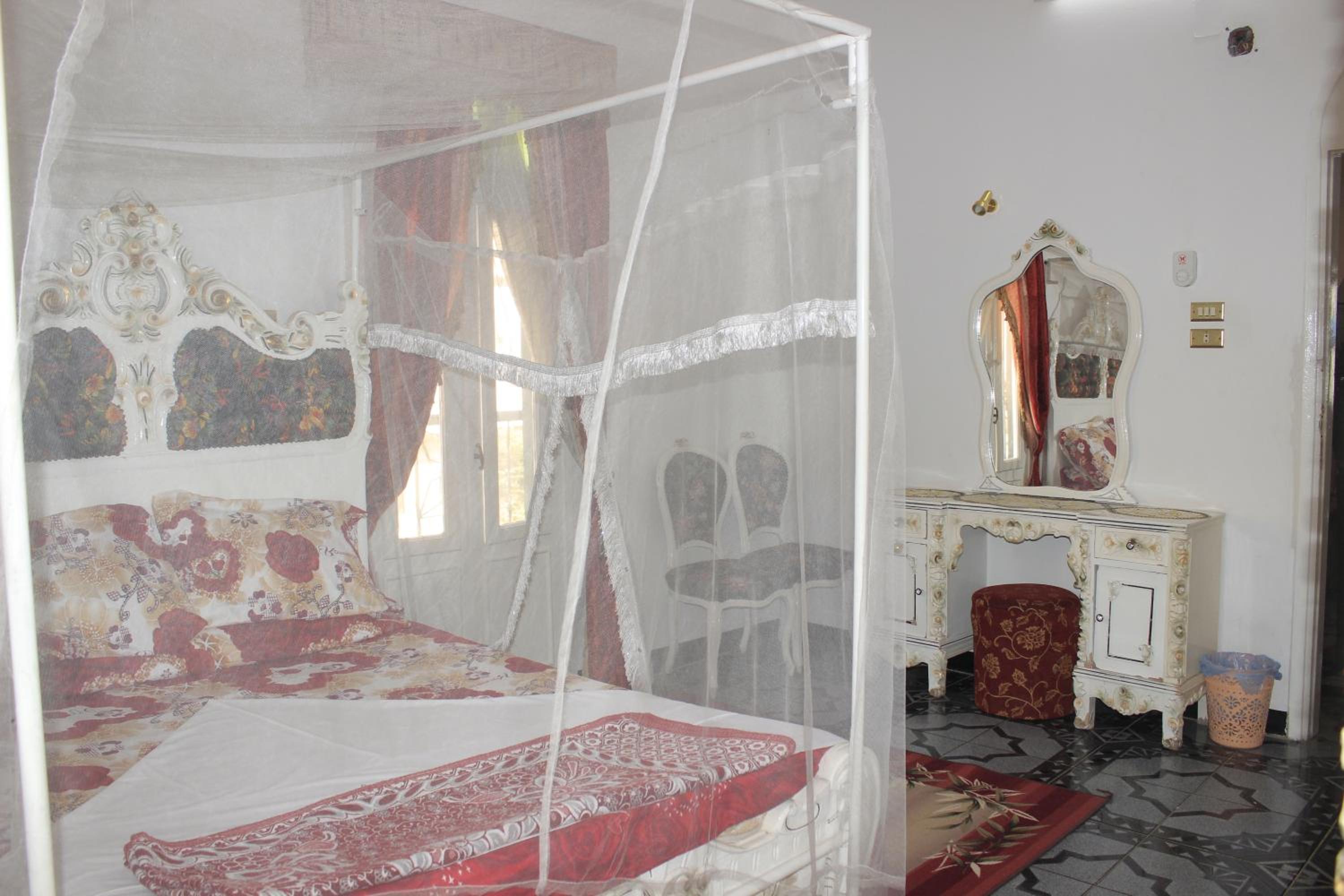 Twin Room with Private Bathroom - Photo 9
