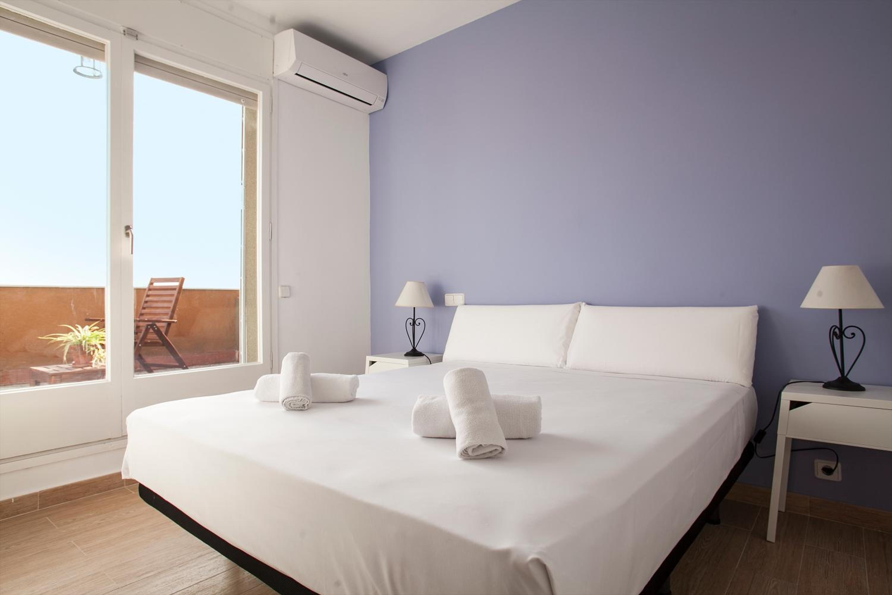 Apartamento de tres habitaciones con terraza.