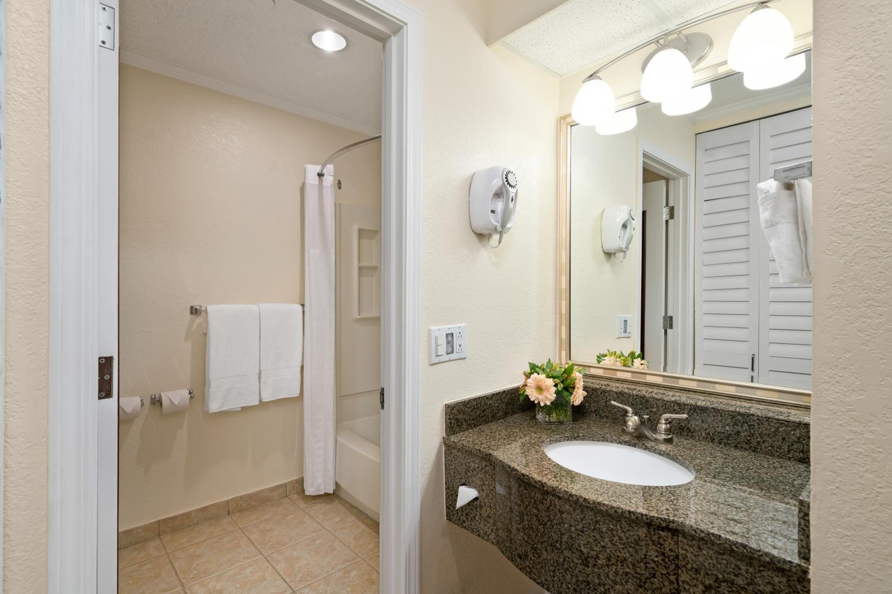 Double Suite with Two Double Beds - Non-Smoking - Photo 1