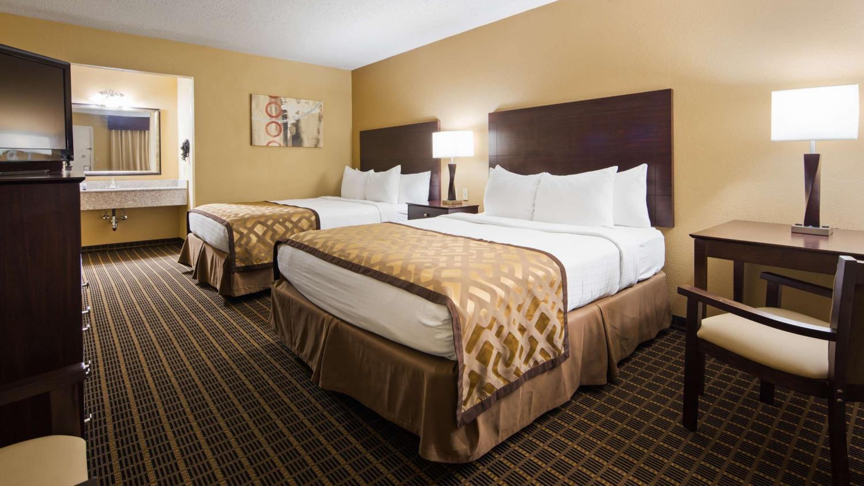 Queen Room with Two Queen Beds - Non-Smoking - Photo 3