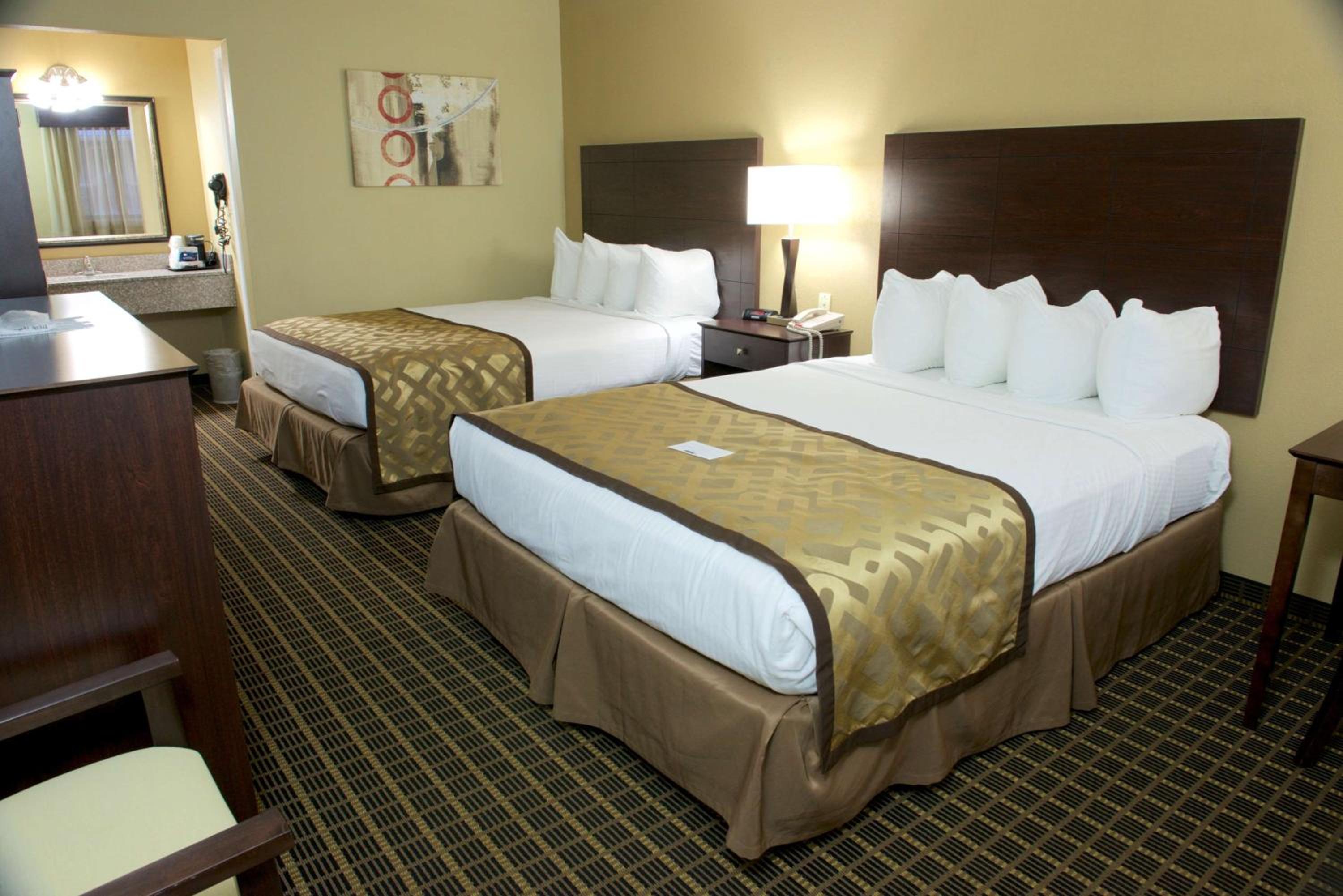 Queen Room with Two Queen Beds - Non-Smoking - Photo 2