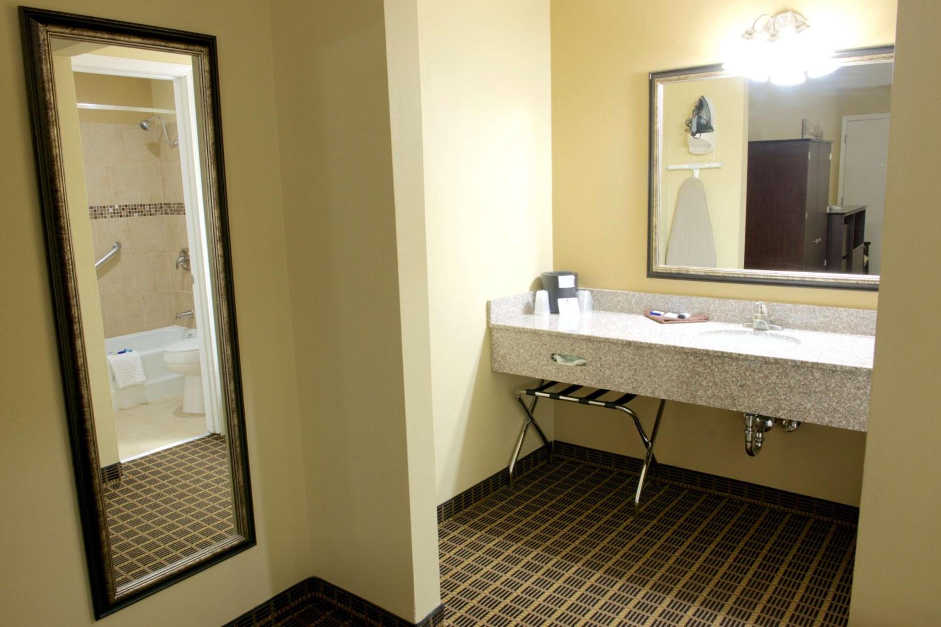 Deluxe King Room - Non Smoking - Photo 7