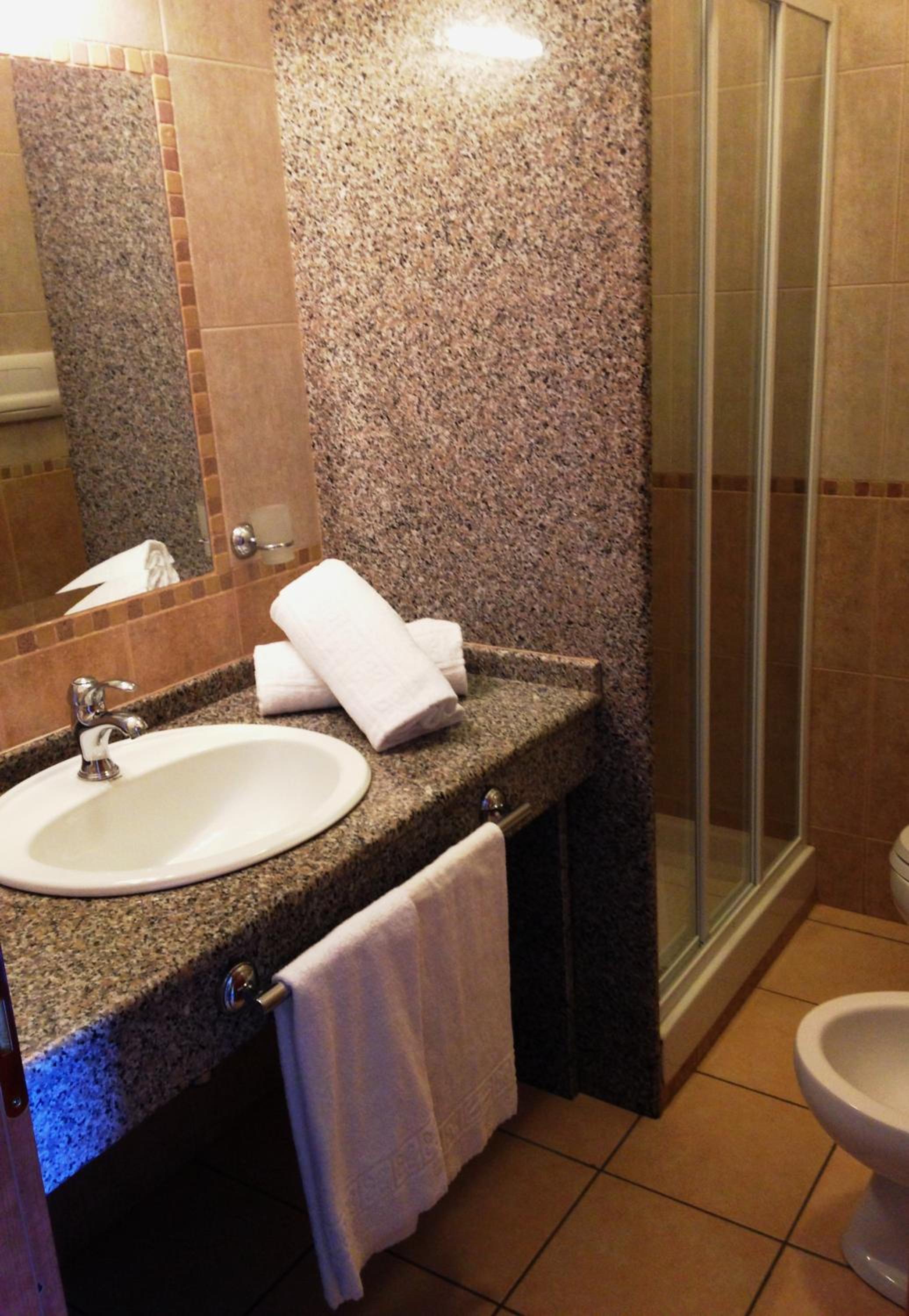 Standard Double or Twin Room - Photo 2