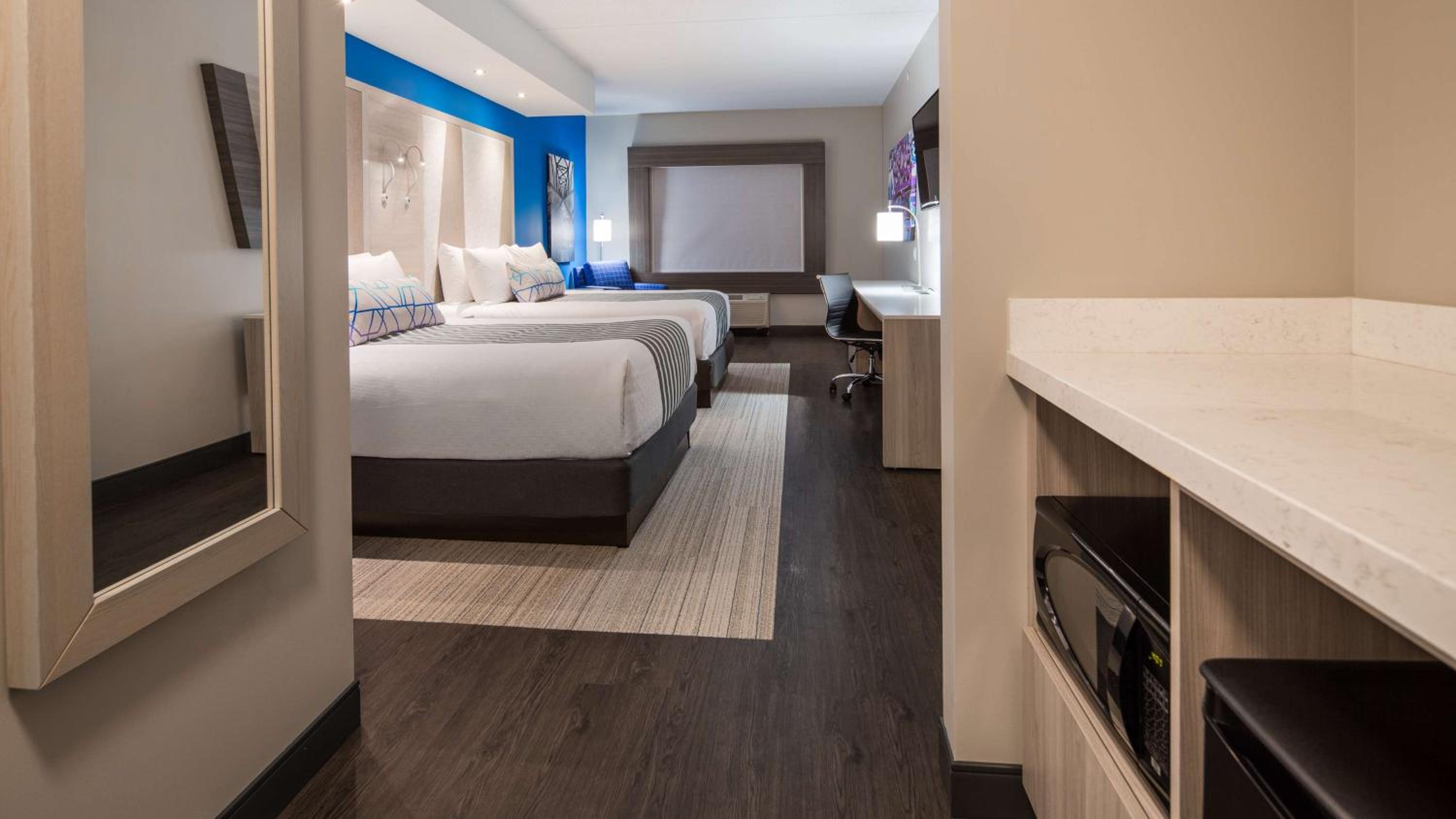 Queen Room with Two Queen Beds - Non-Smoking - Photo 5