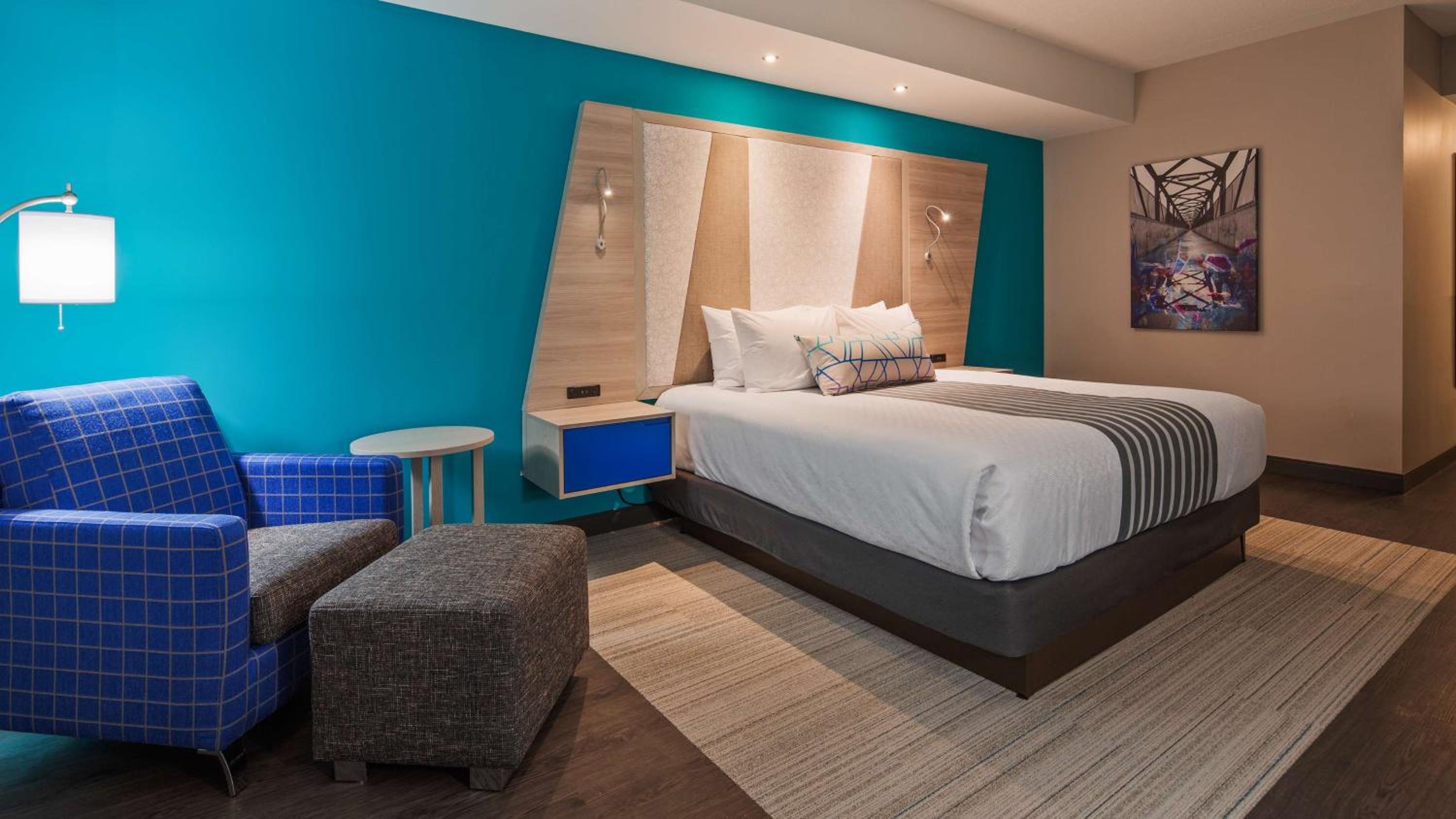 King Room with Roll-in Shower - Mobility Accessible/Non-Smoking - Photo 3