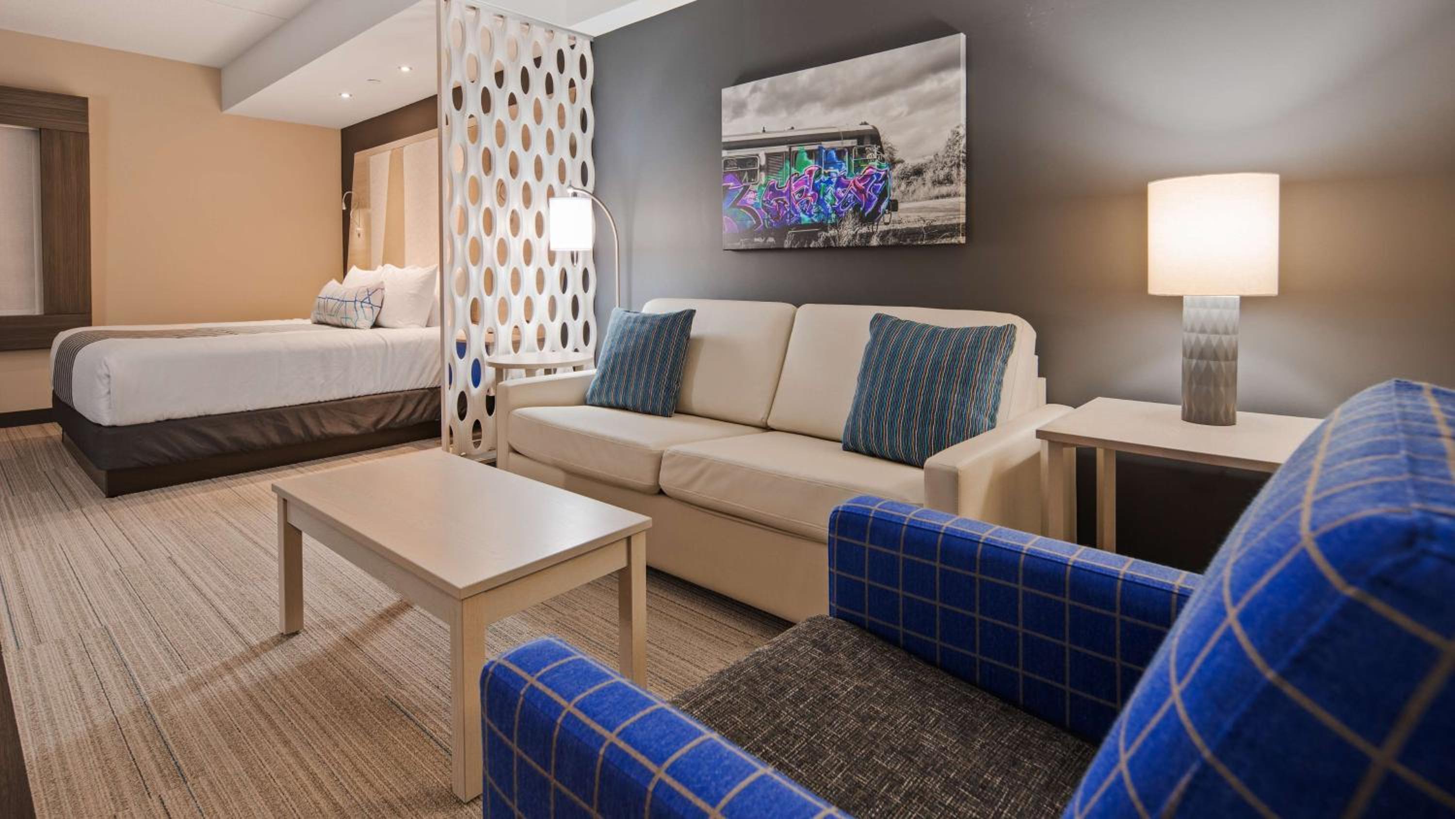King Suite with Sofa Bed - Non-Smoking photo 3