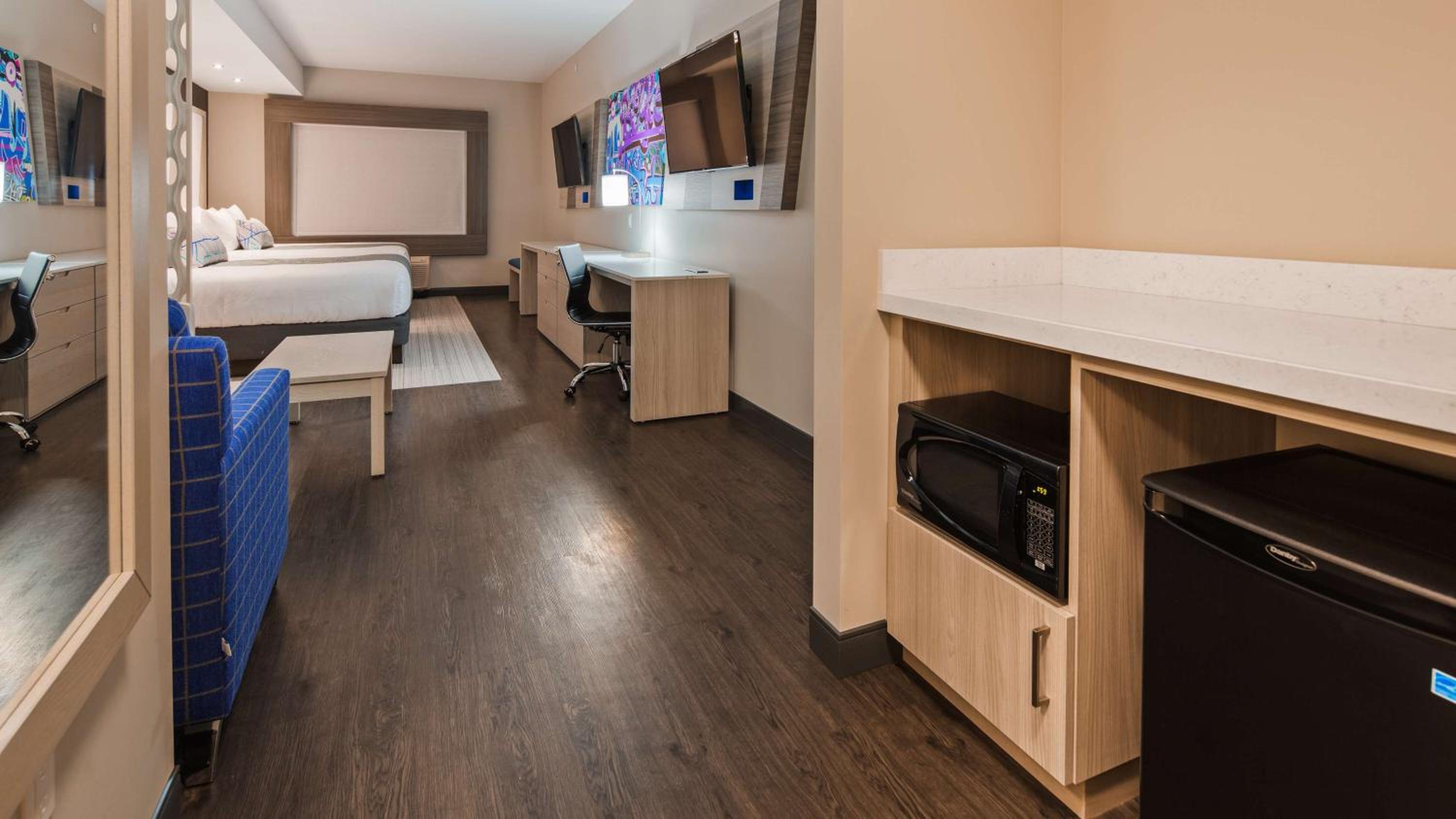 Queen Studio with Two Queen Beds - Non-Smoking/Pet Friendly - Photo 3