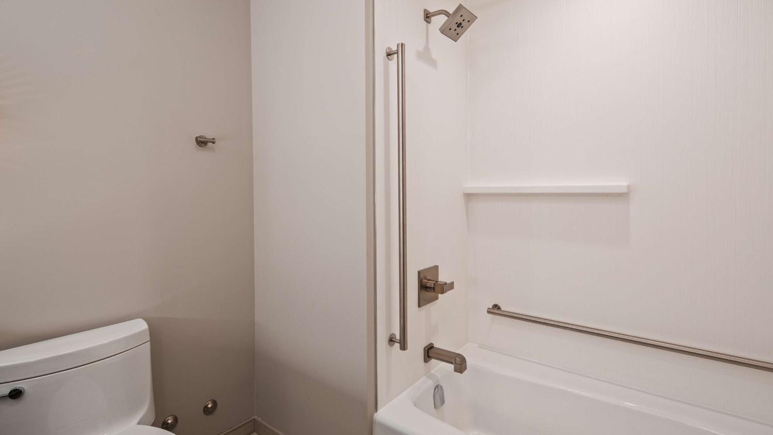 King Room with Roll-in Shower - Mobility Accessible/Non-Smoking - Photo 4