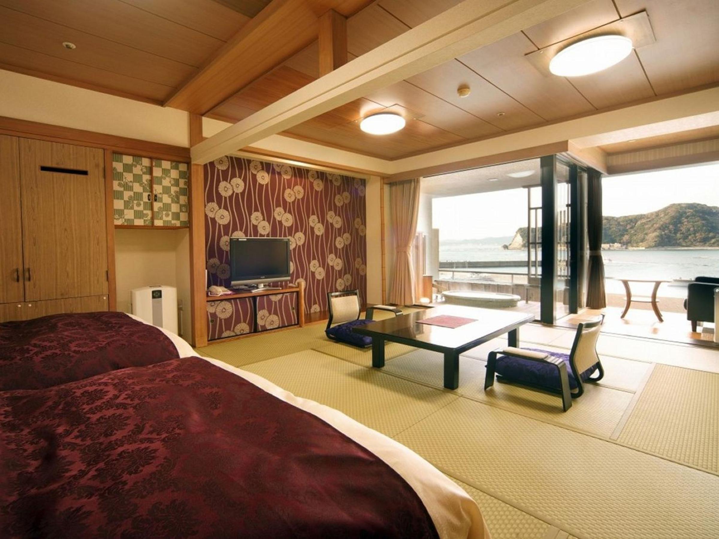 Family Room with Side Sea View photo 2