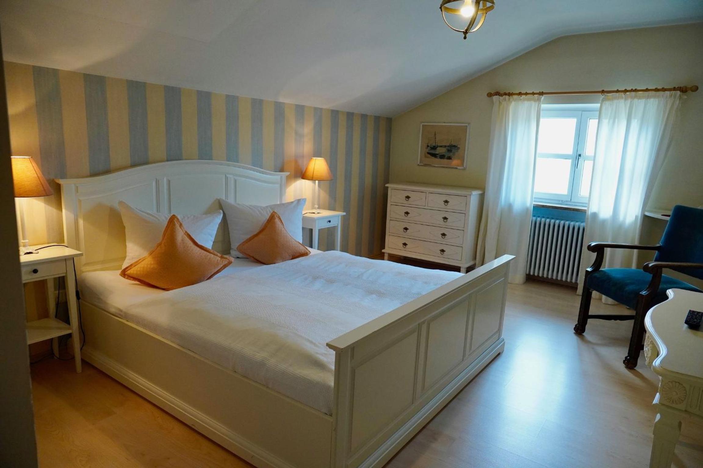 Deluxe Double Room (2 Adults + 1 Child) photo 1