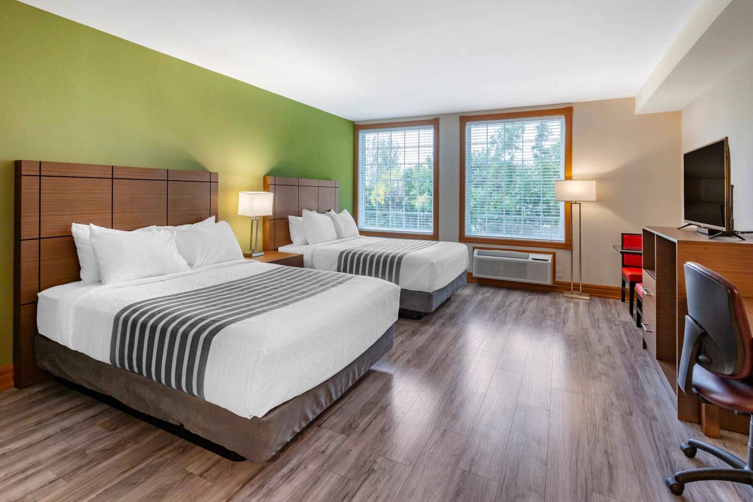 Queen Room with Two Queen Beds photo 3