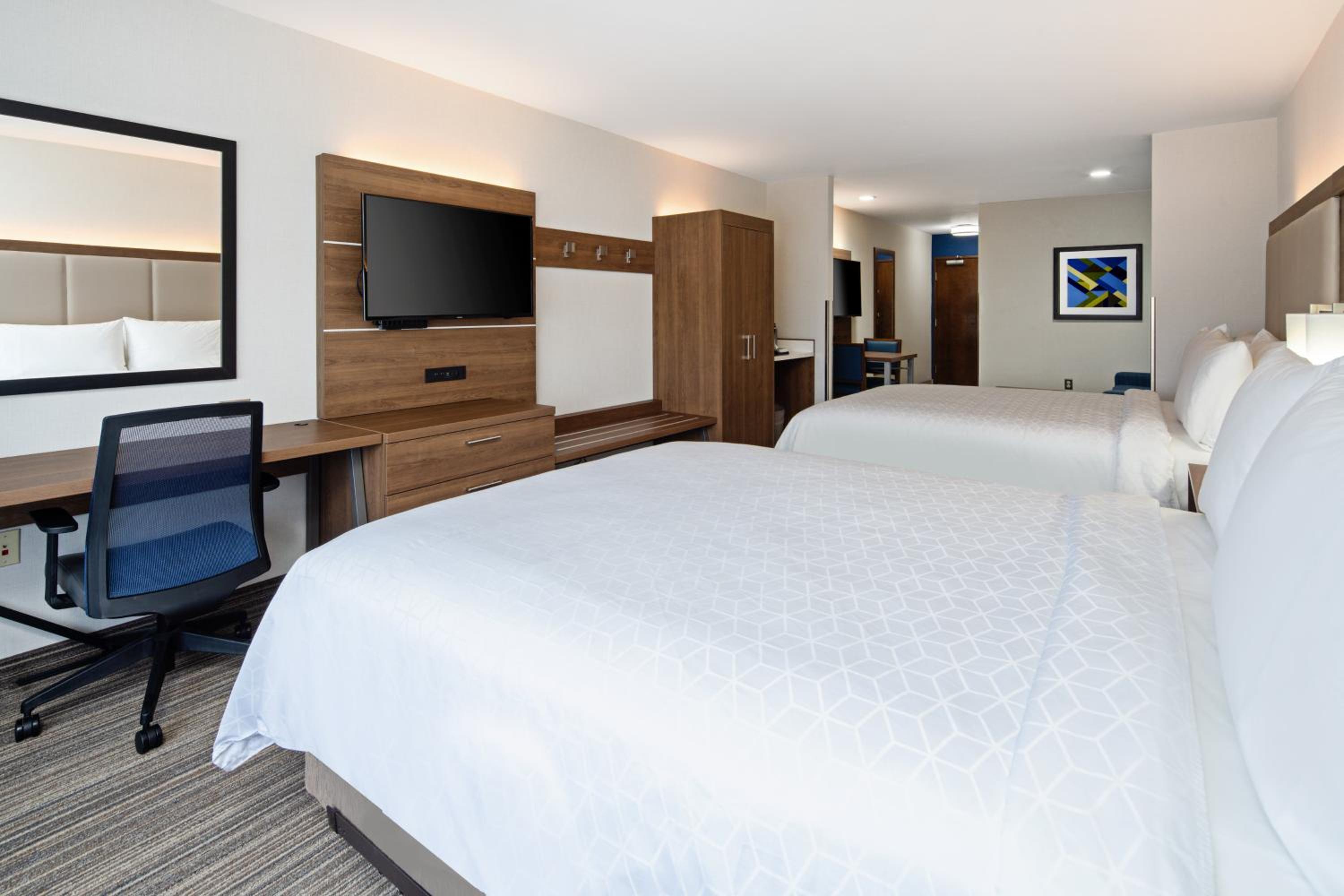 Queen Suite with Two Queen Beds and Sofa Bed - Photo 10