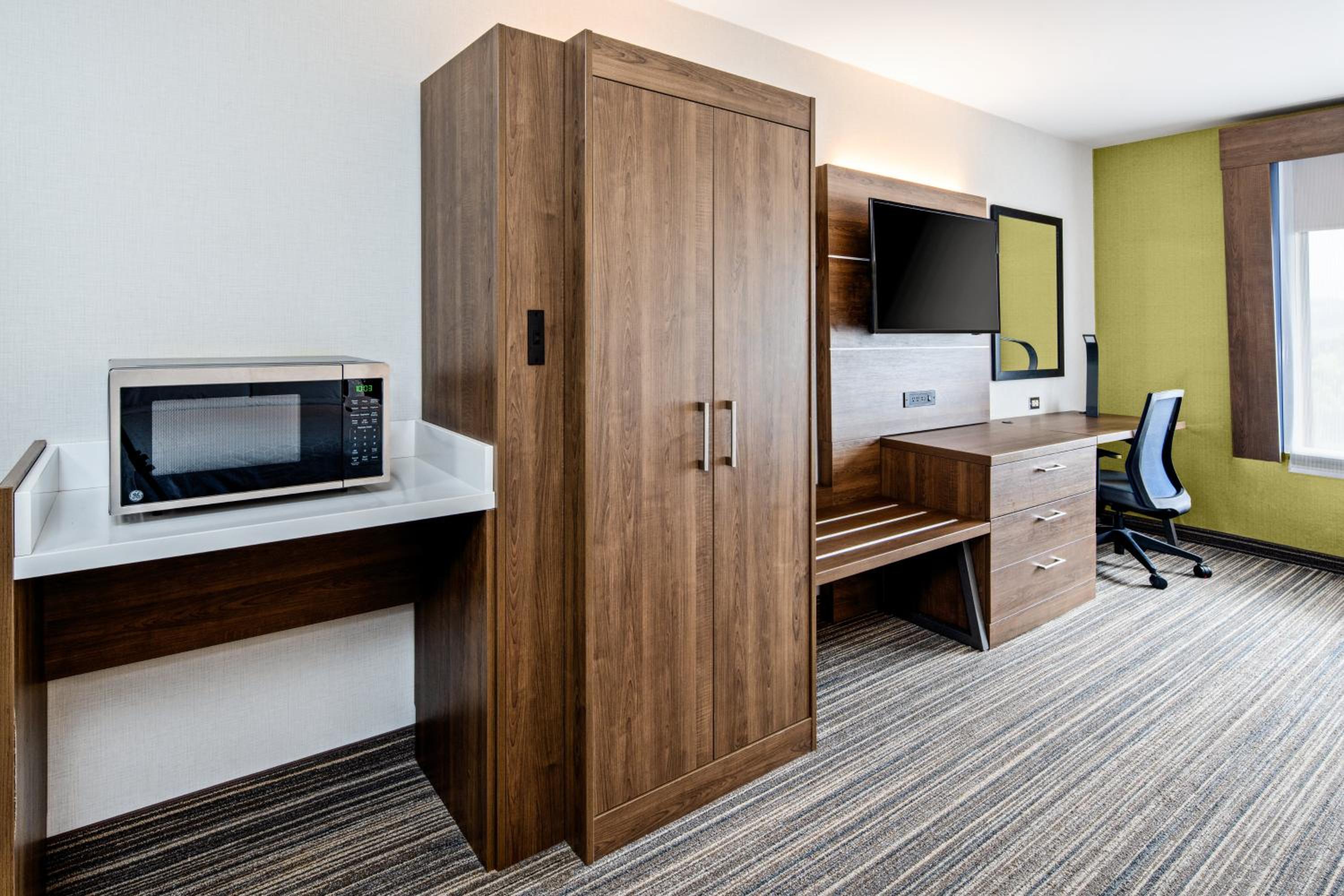 Standard King Room with Roll-in Shower - Mobility Accessible - Photo 6