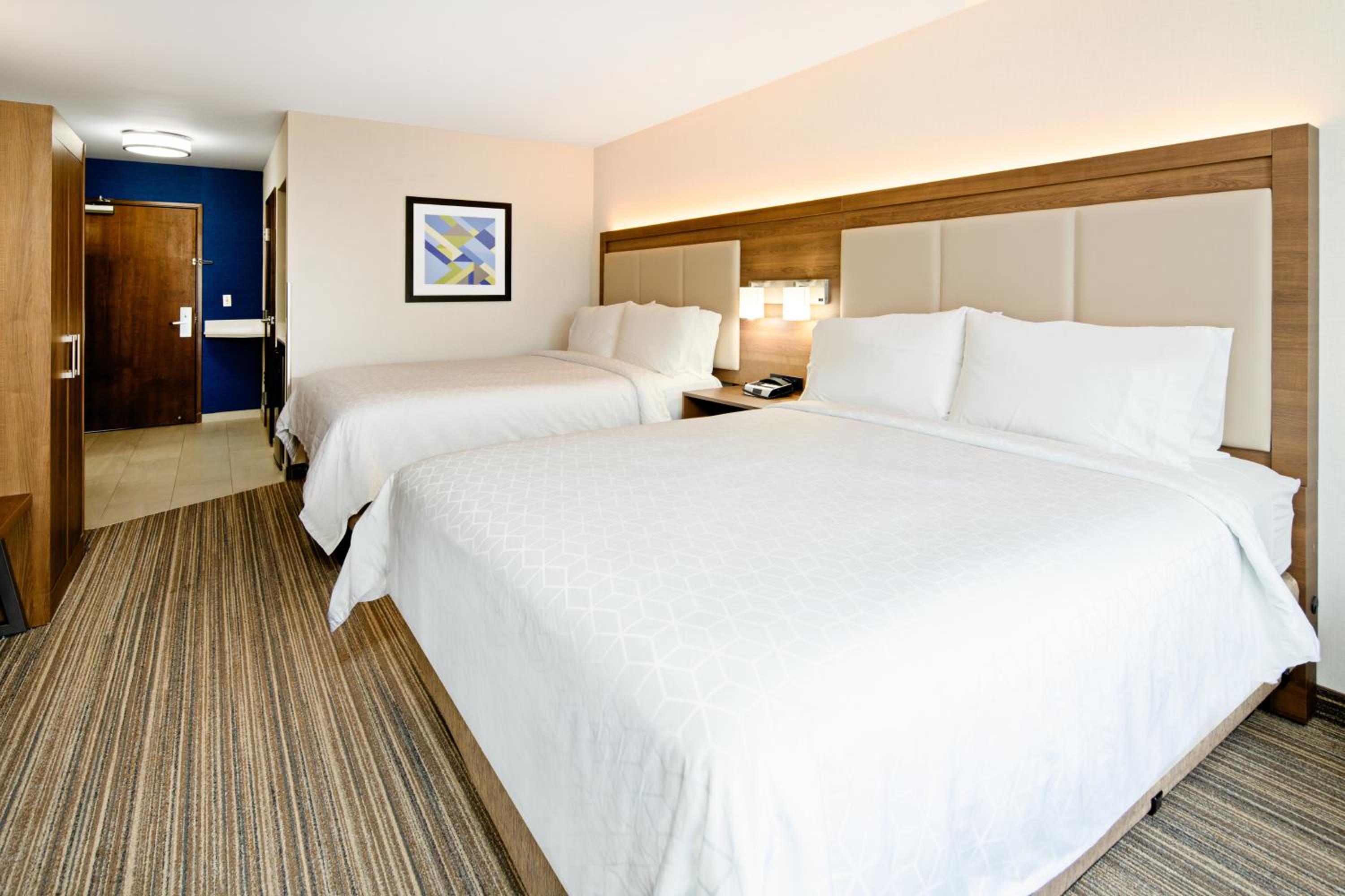 Standard Room with Two Queen Beds - Photo 4