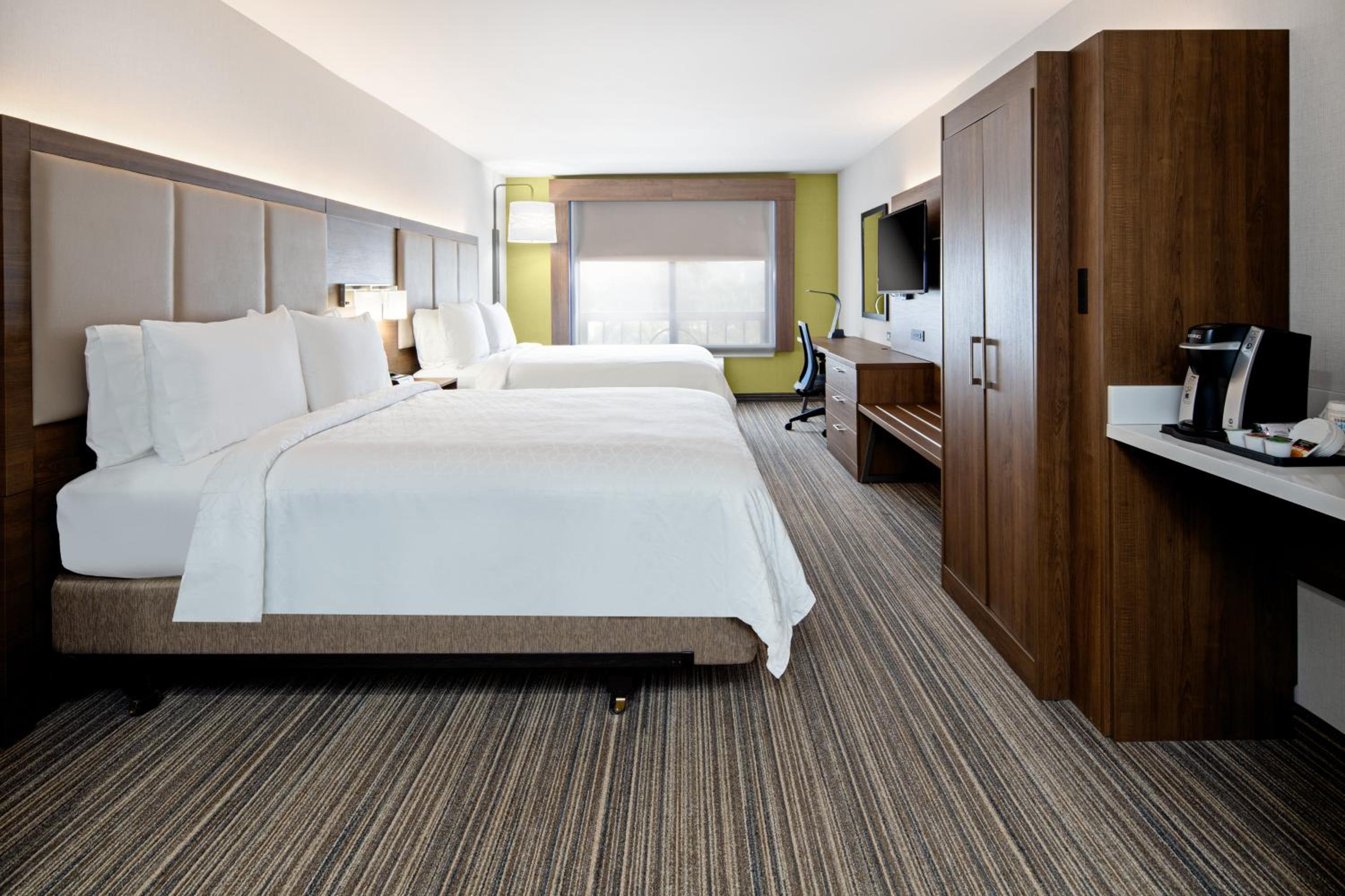 Standard Queen Room with Two Queen Beds and Mobility Accessible Tub - Photo 3