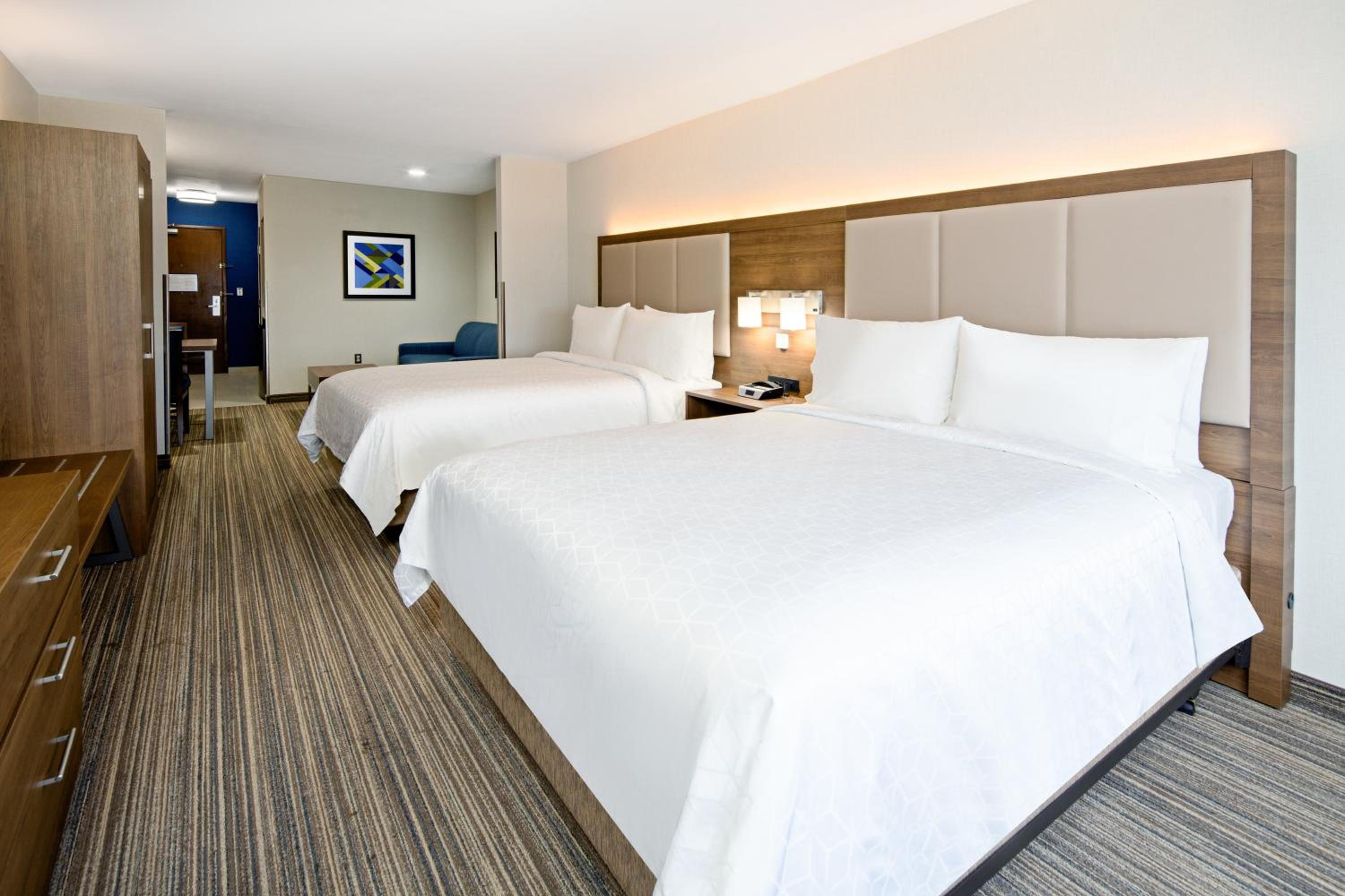 Queen Suite with Two Queen Beds and Sofa Bed - Photo 7