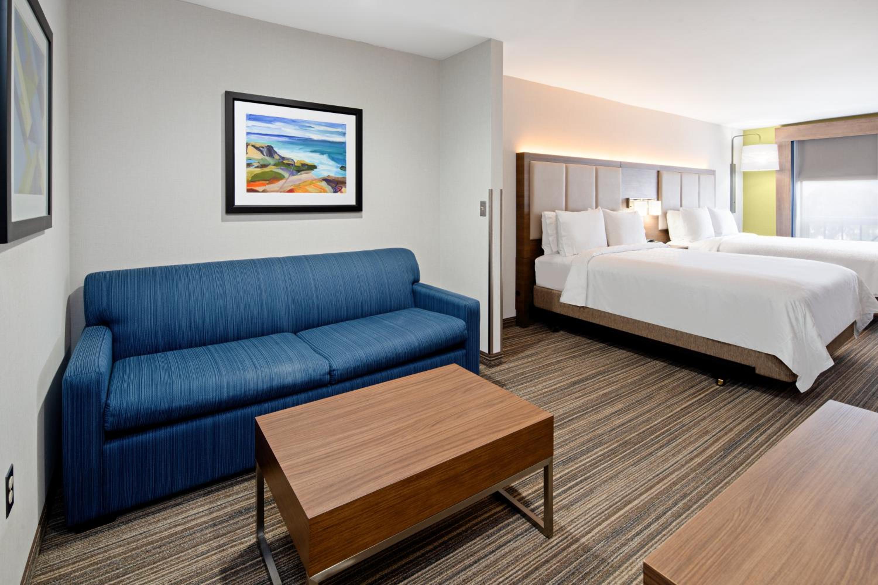 Queen Suite with Two Queen Beds and Sofa Bed - Photo 8
