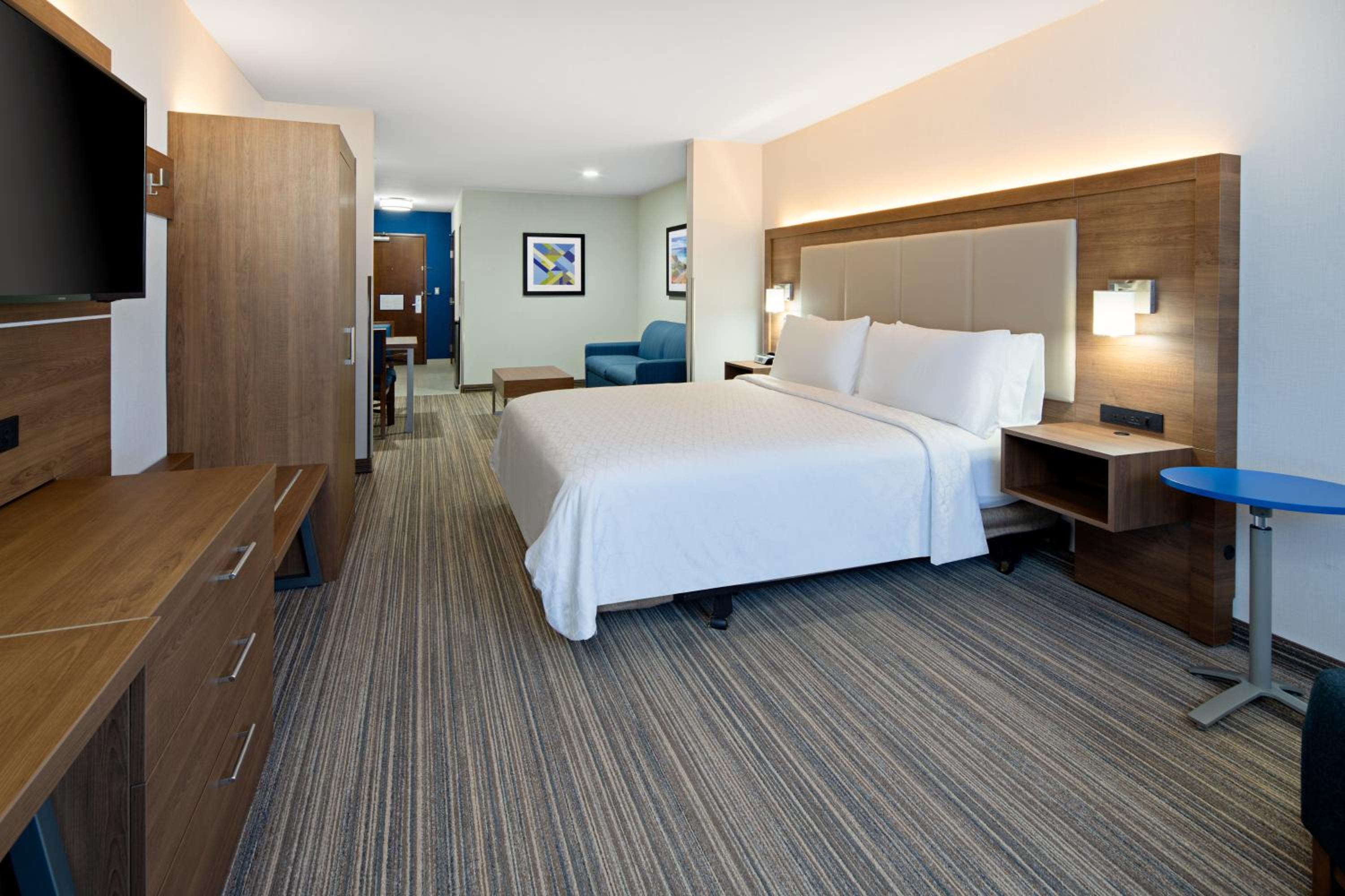 King Suite with Sofa Bed - Photo 7
