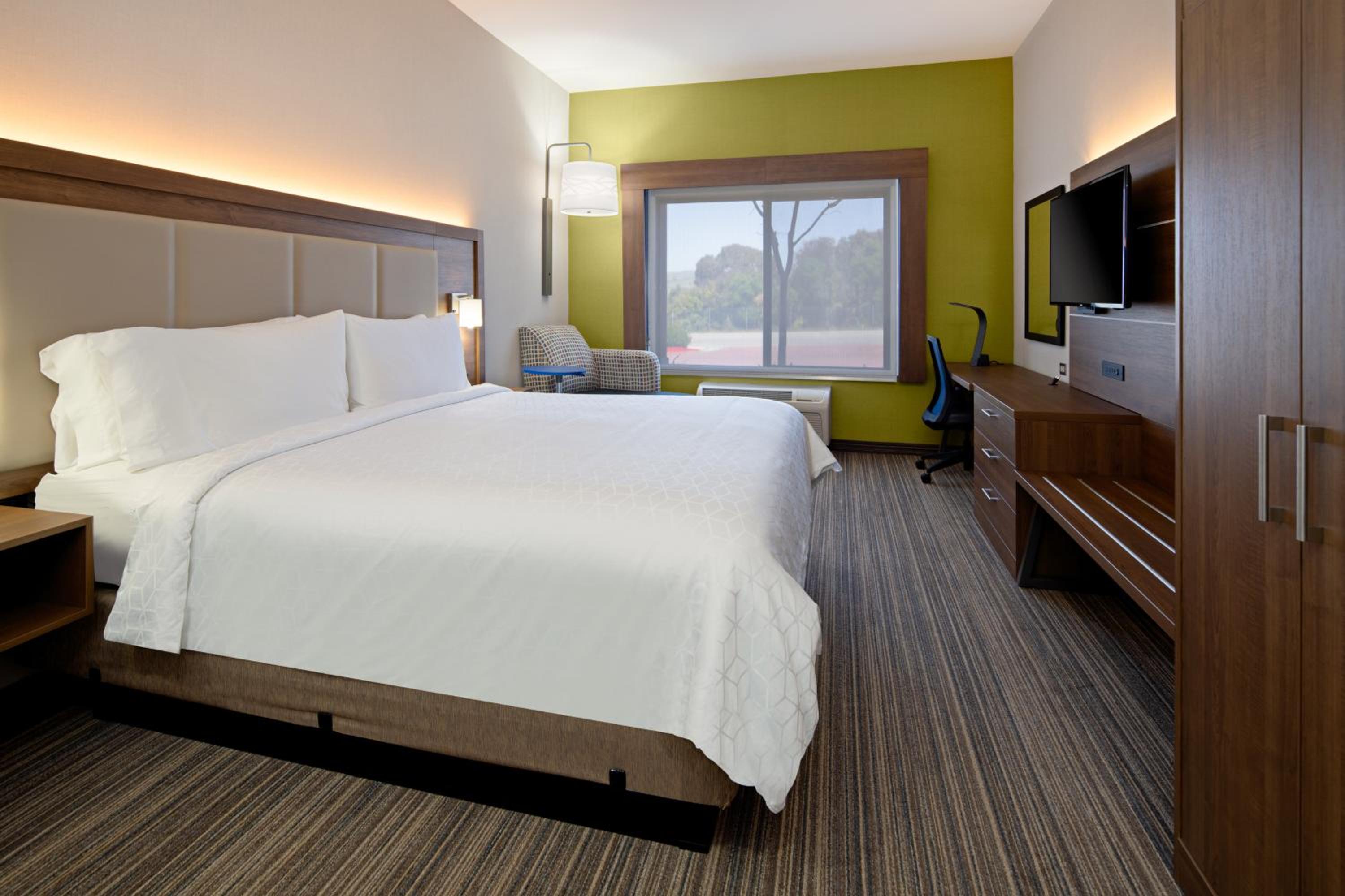 Standard King Room - Photo 4