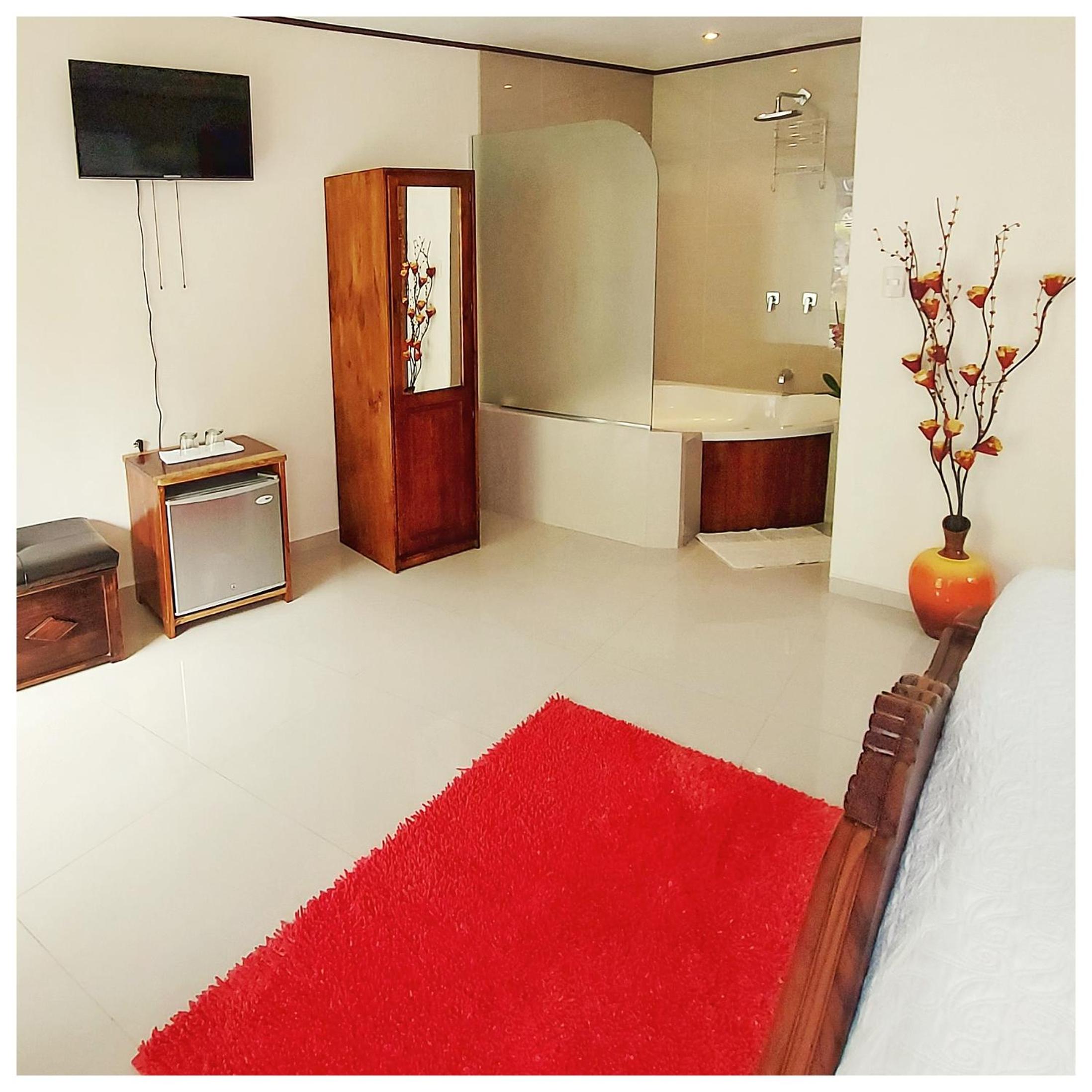 Deluxe Suite with Spa Bath photo 2