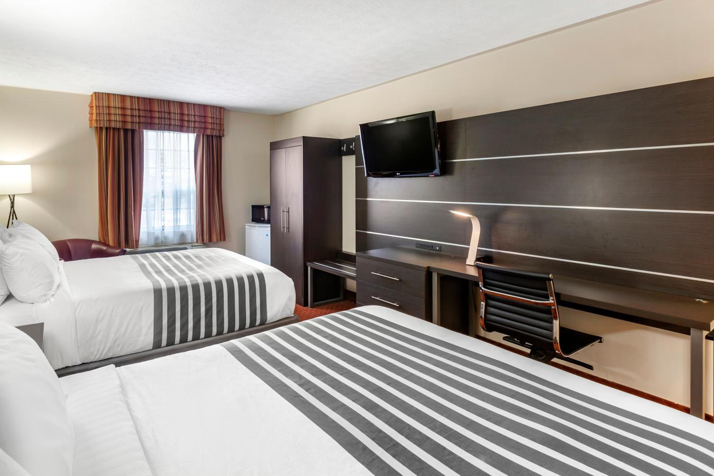 Queen Room with Two Queen Beds photo 1