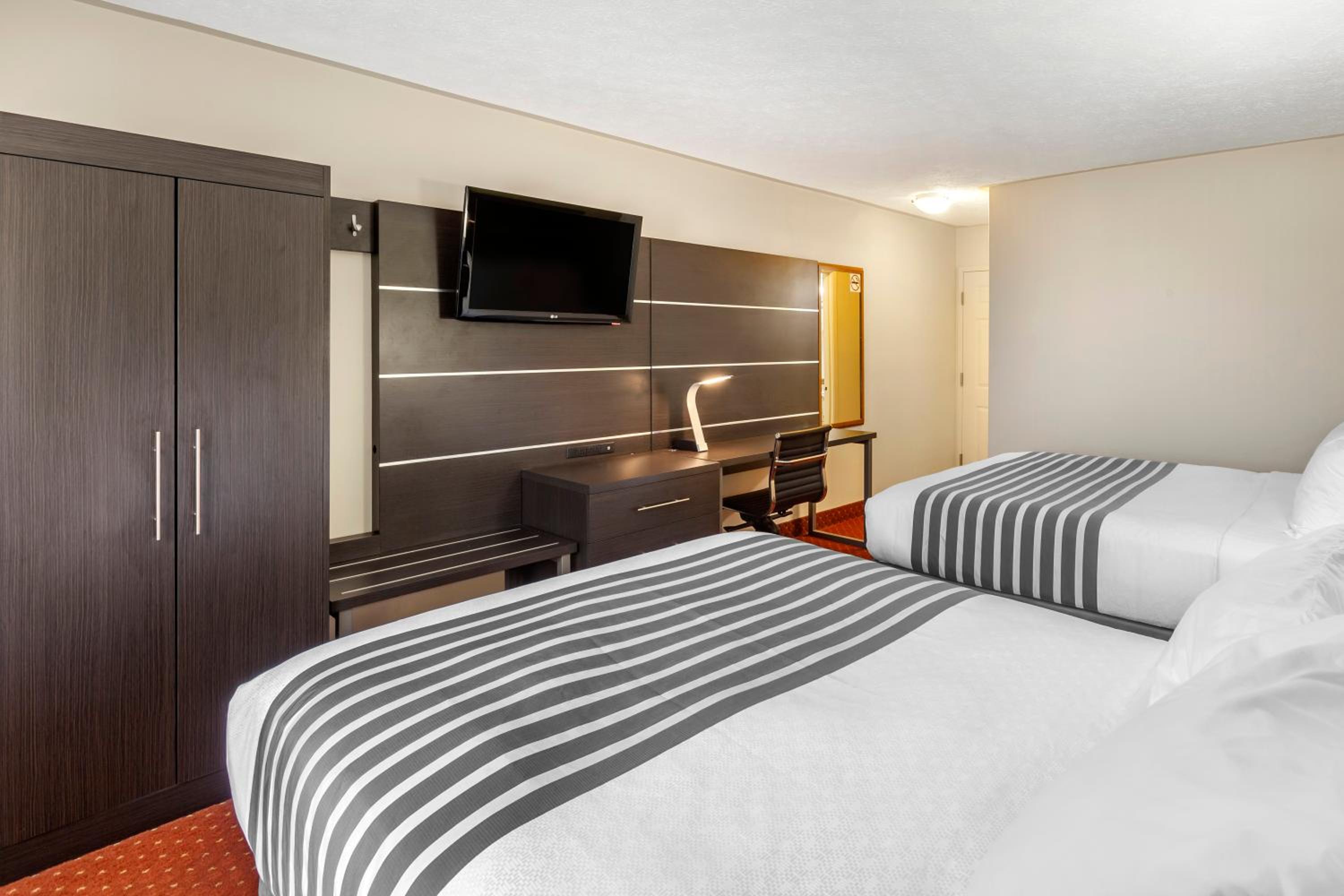 Queen Room with Two Queen Beds photo 2