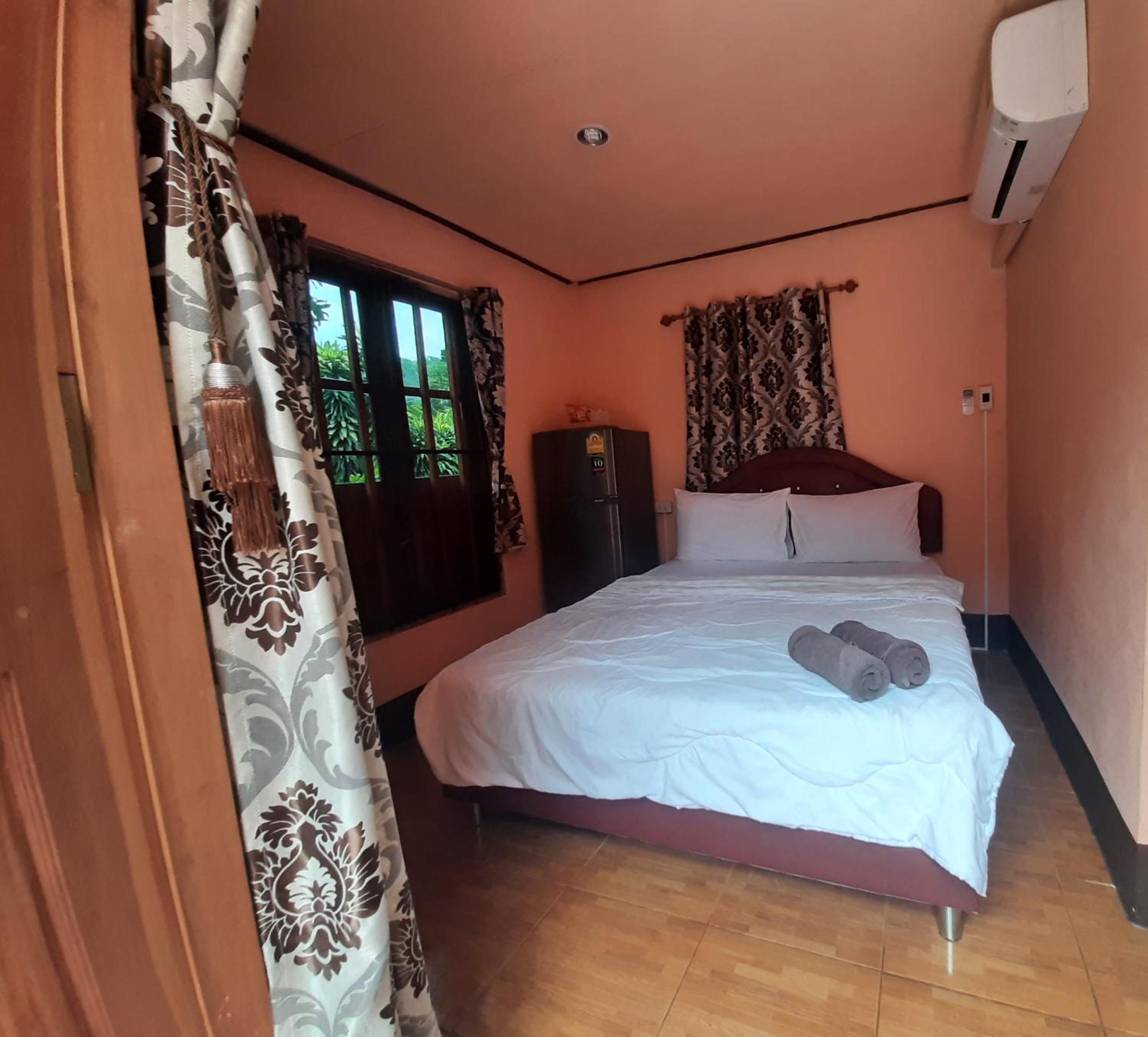 Deluxe Room (2 Adults + 1 Child) - Photo 8