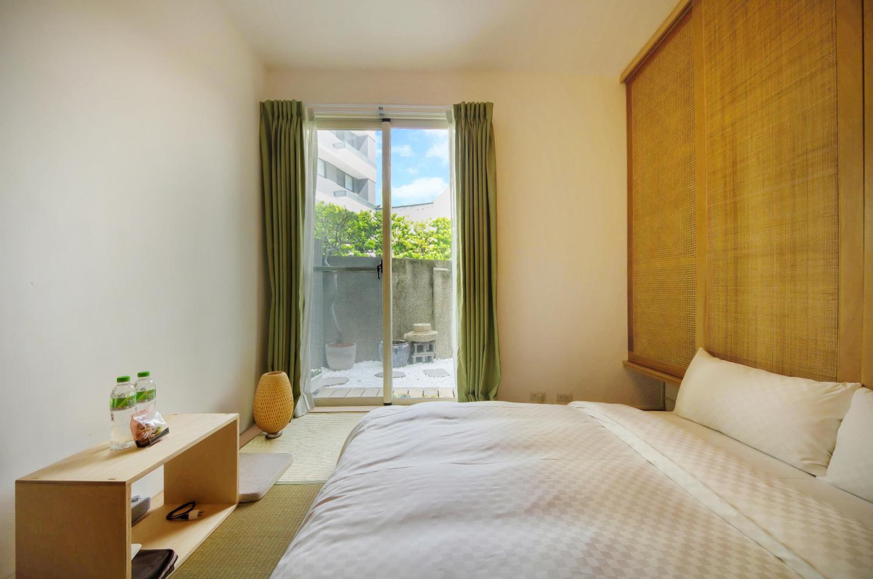 Large Courtyard Double Room with Bathtub
