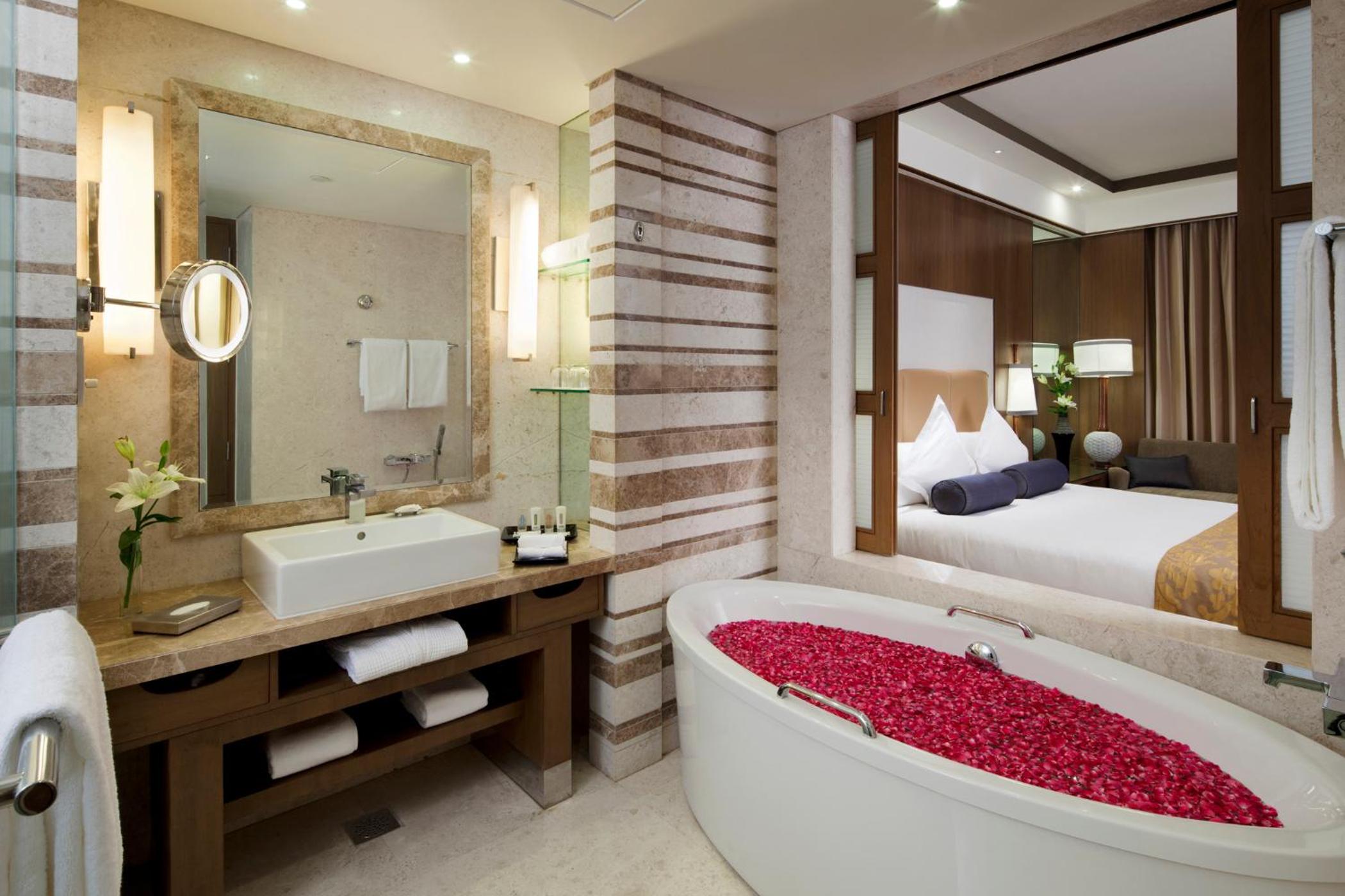 	 Standard King Room - Smoking Offers Buy1Get1 on Premium beverages between 11amto7pm and 15% discount on Food and Soft beverages, SPA and Laundry - Photo 3