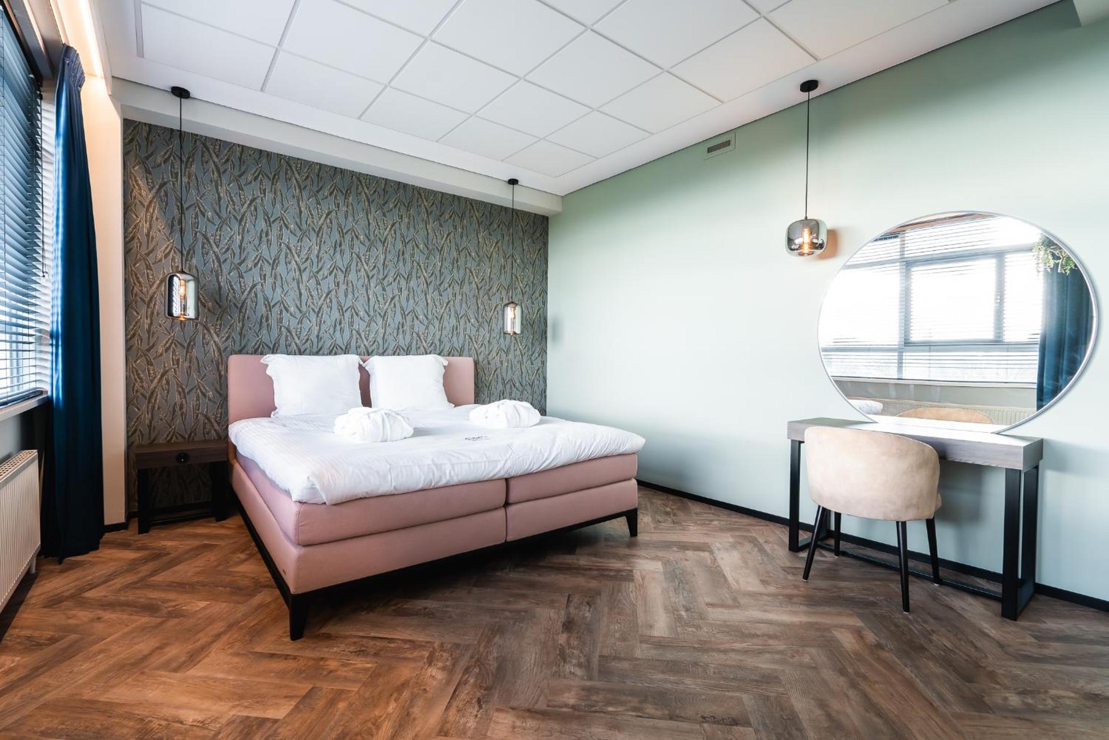 Deluxe King Suite photo 1