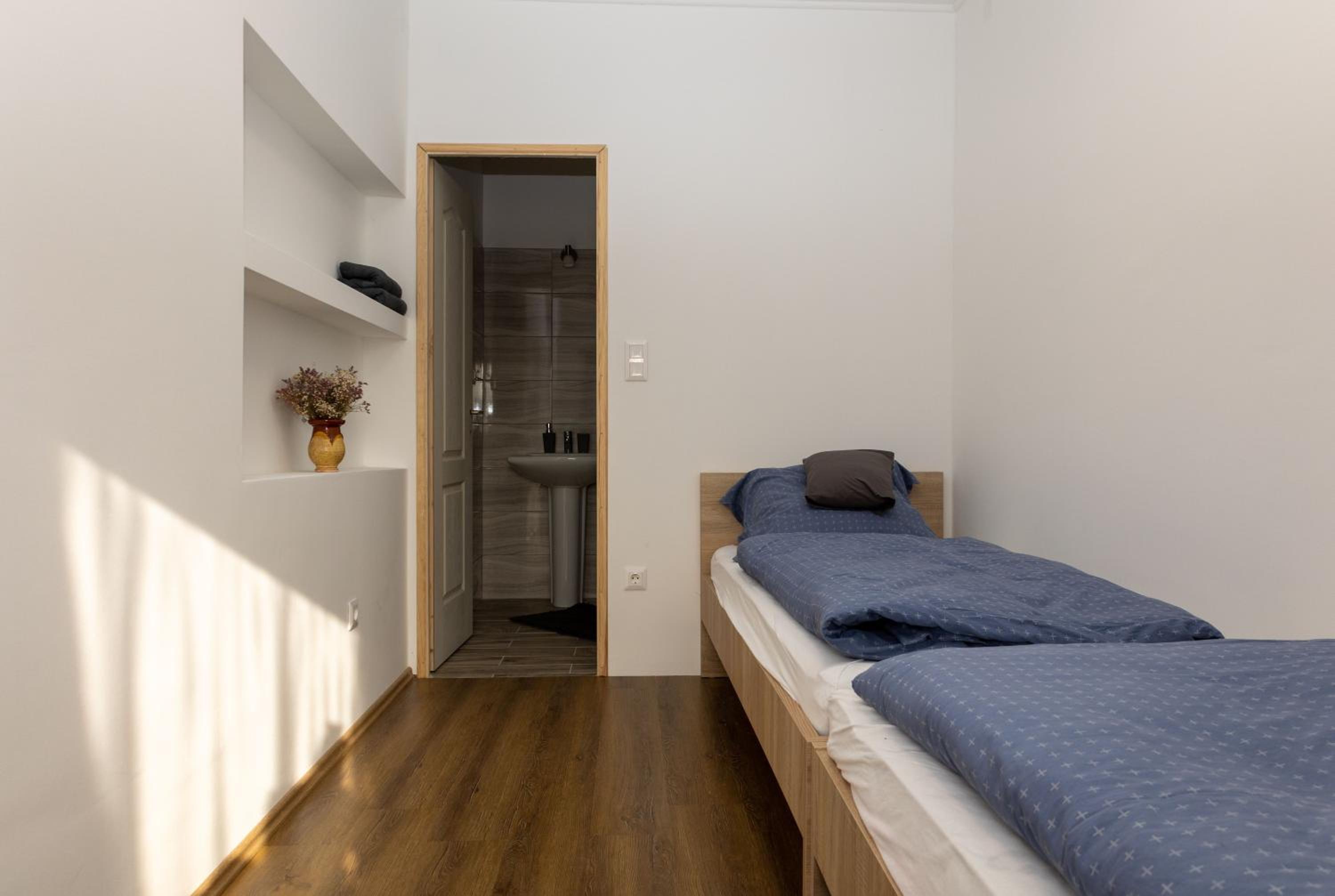 Twin Room with Private Bathroom photo 3
