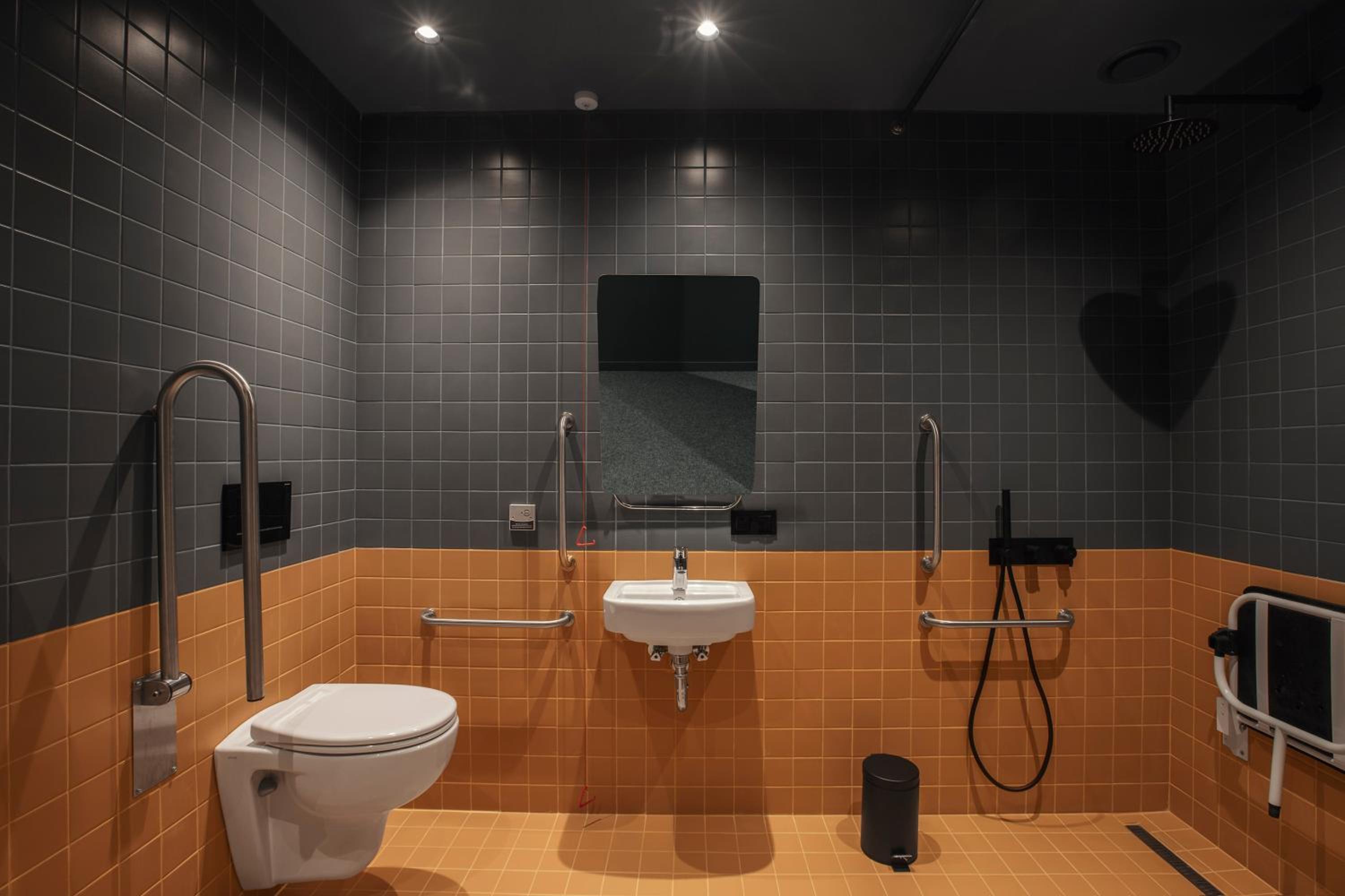 Twin Room - Disability Access - Photo 2