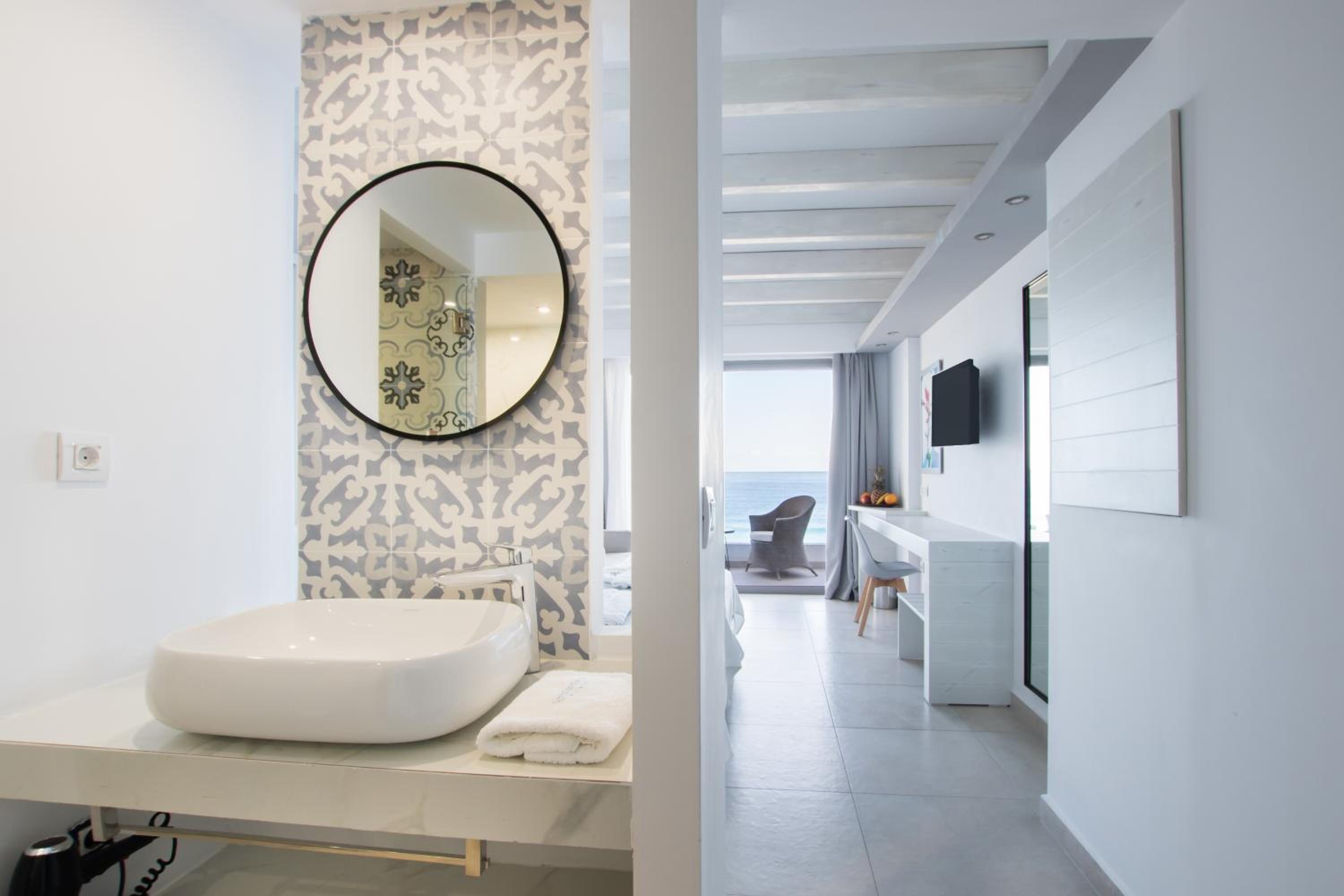 Superior Room with Sea View - Photo 13