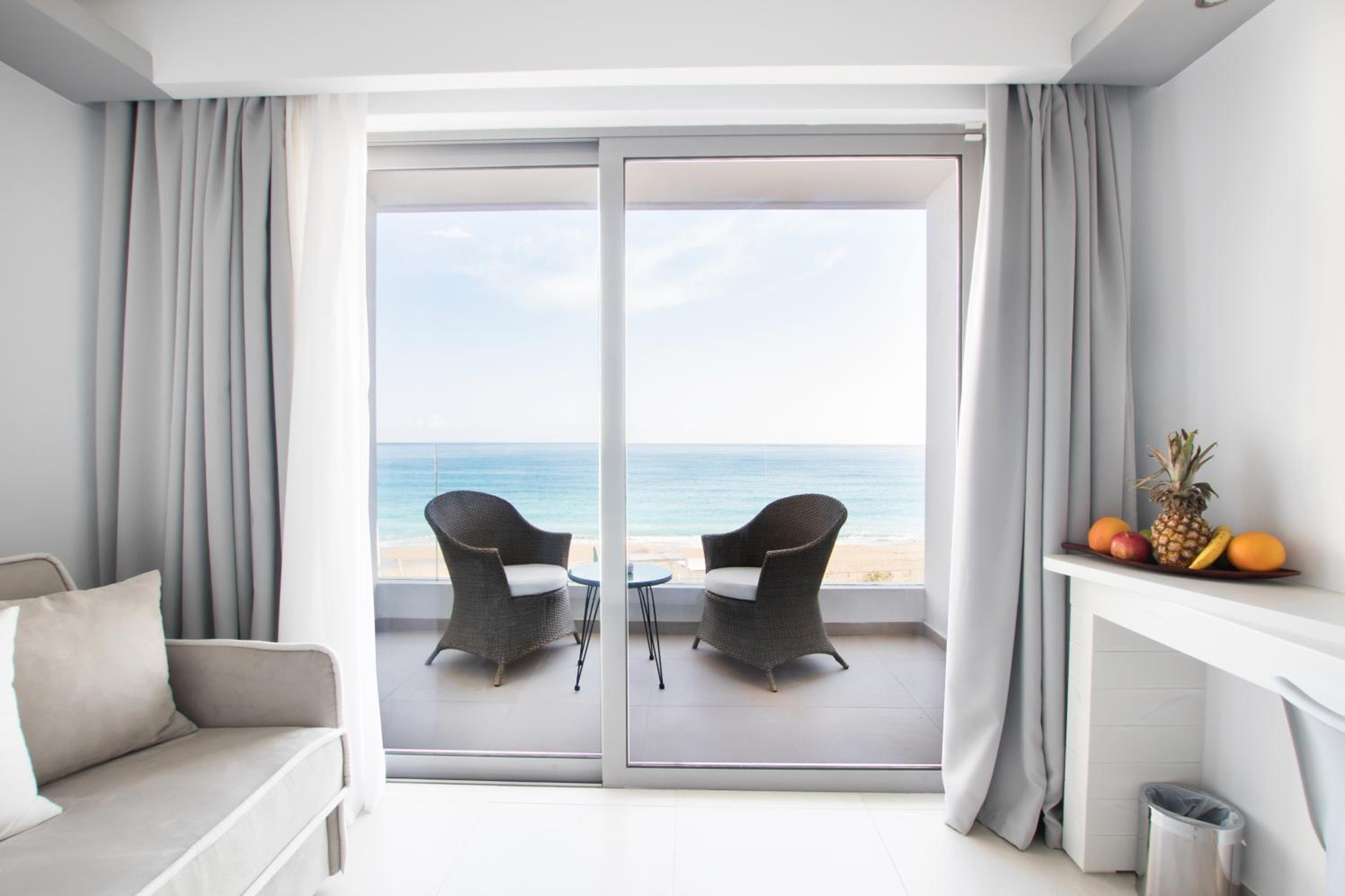 Superior Room with Sea View - Photo 5