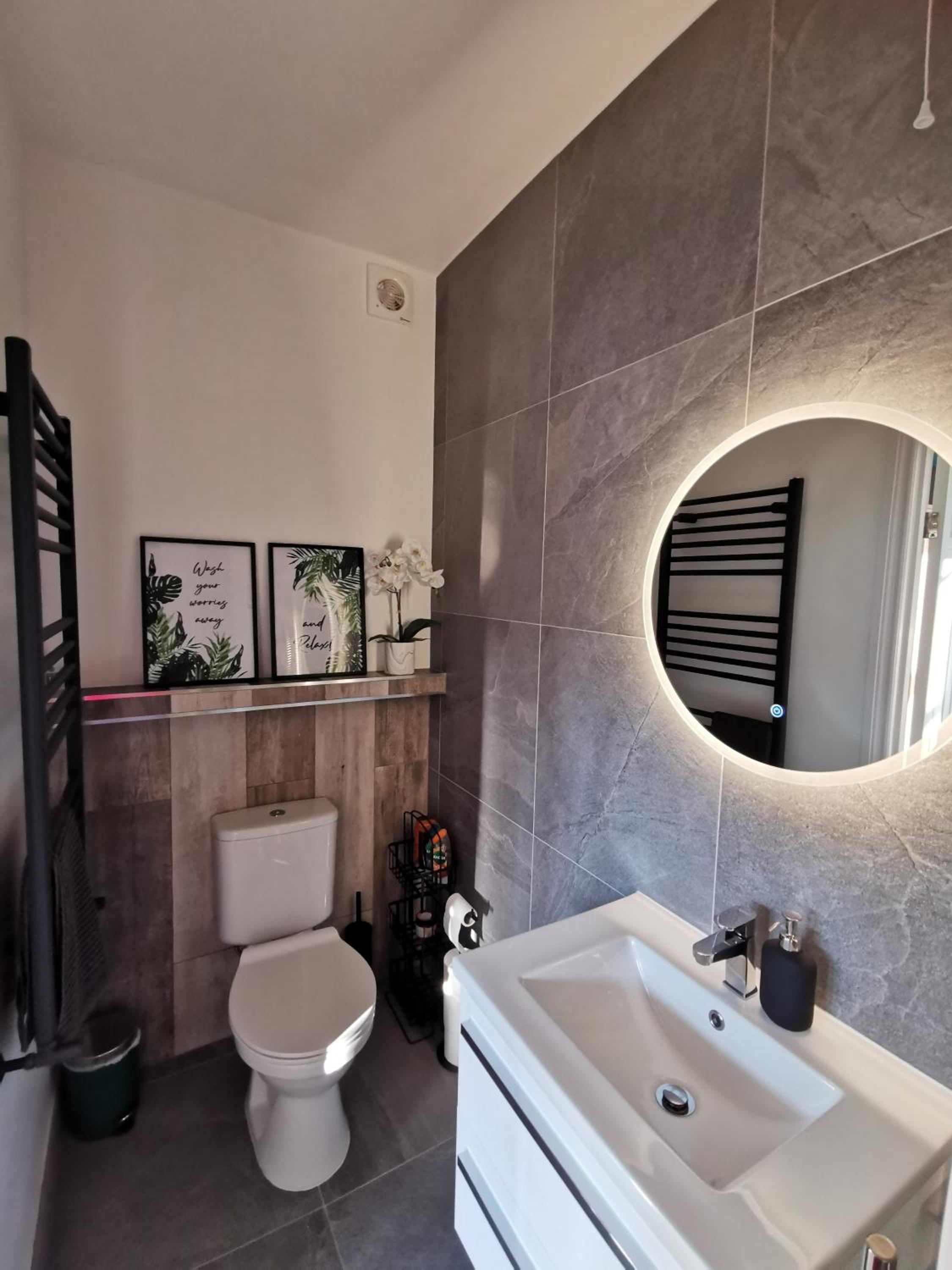 Double Room with Private Bathroom - Photo 10